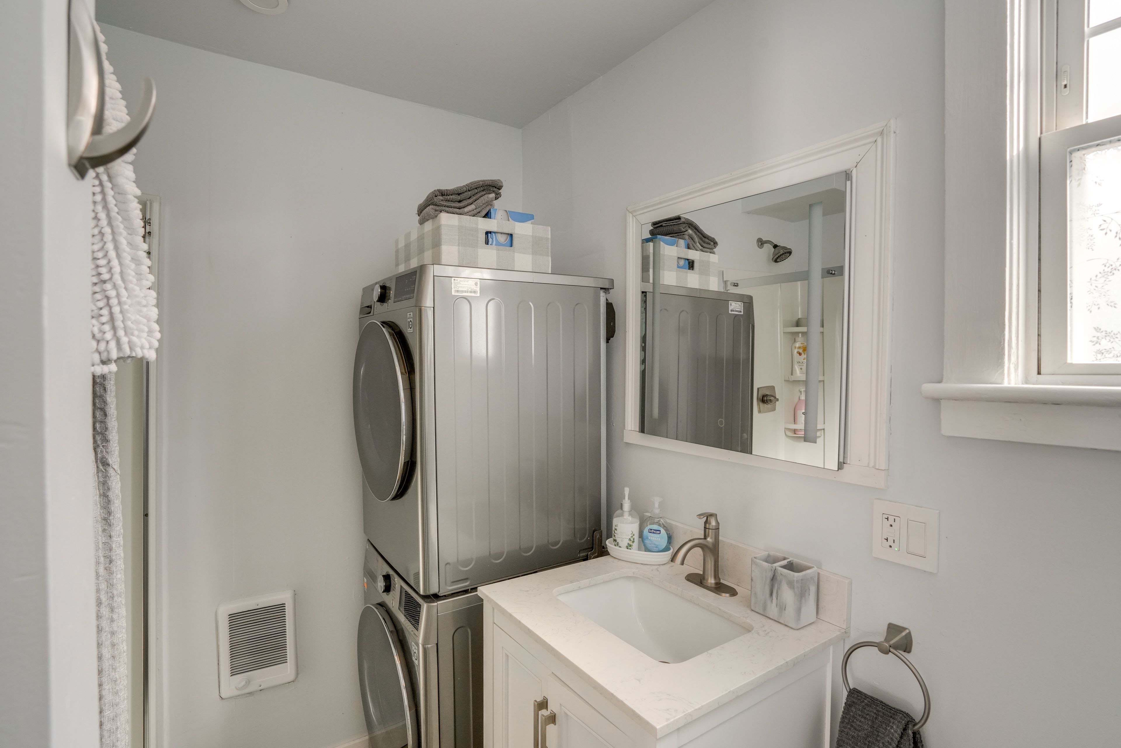 Full Bathroom | 2nd Floor | Towels Provided | Washer/Dryer