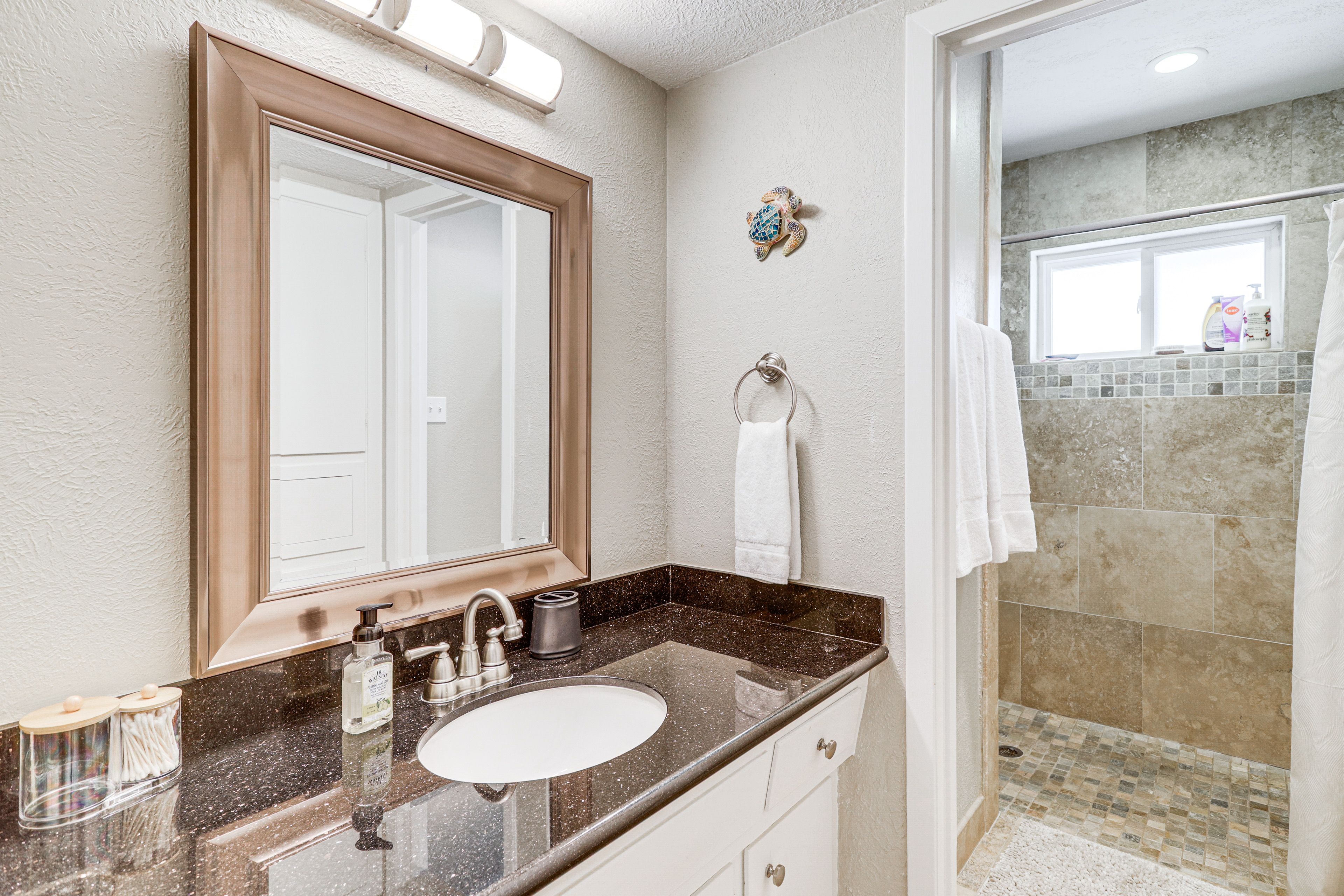 Full Bathroom | Towels Provided | Hair Dryer