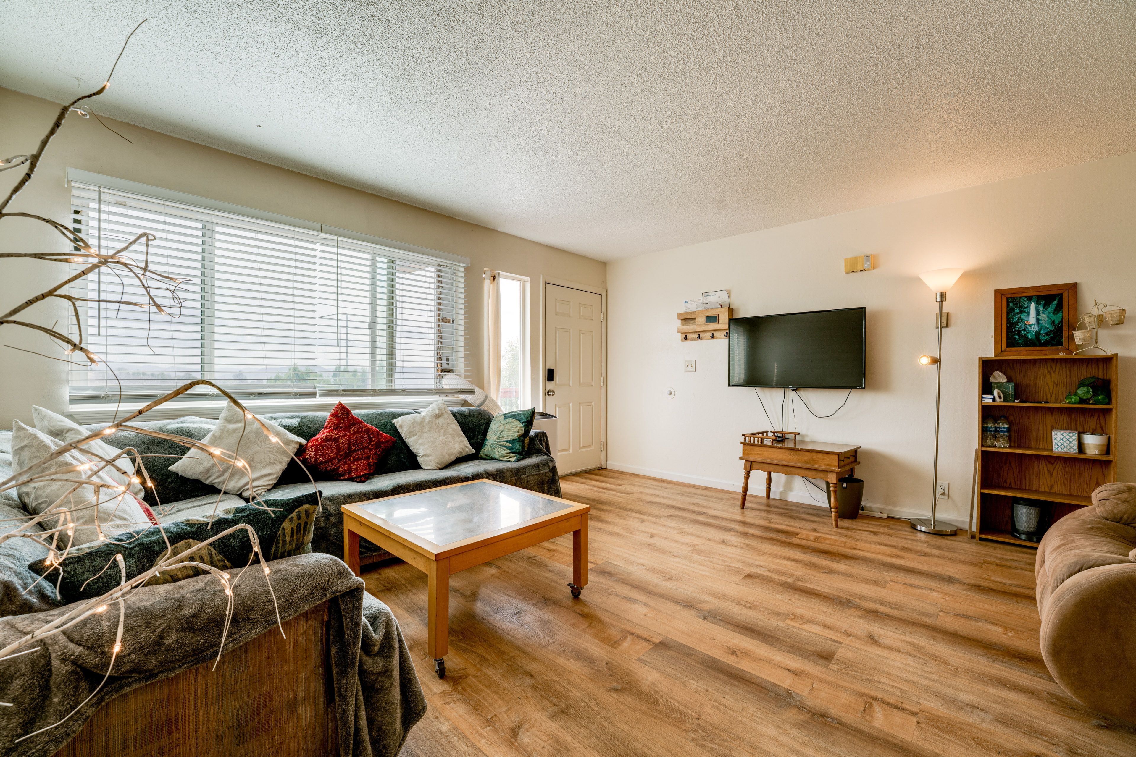 Living Room | 1st Level | Smart TV | Wood-Burning Fireplace | Free WiFi