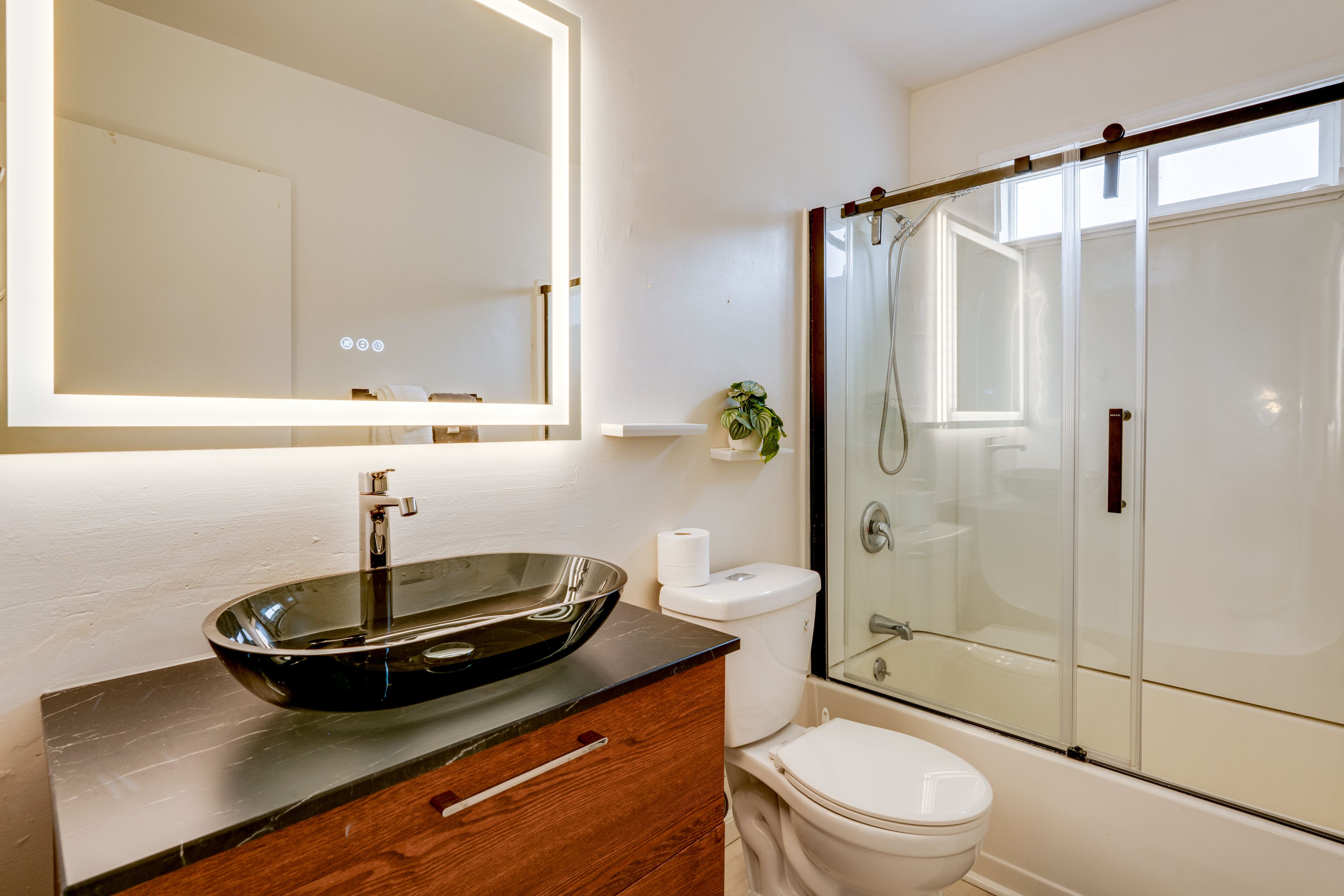 Full Bathroom | 2nd Level | Complimentary Toiletries | Towels Provided