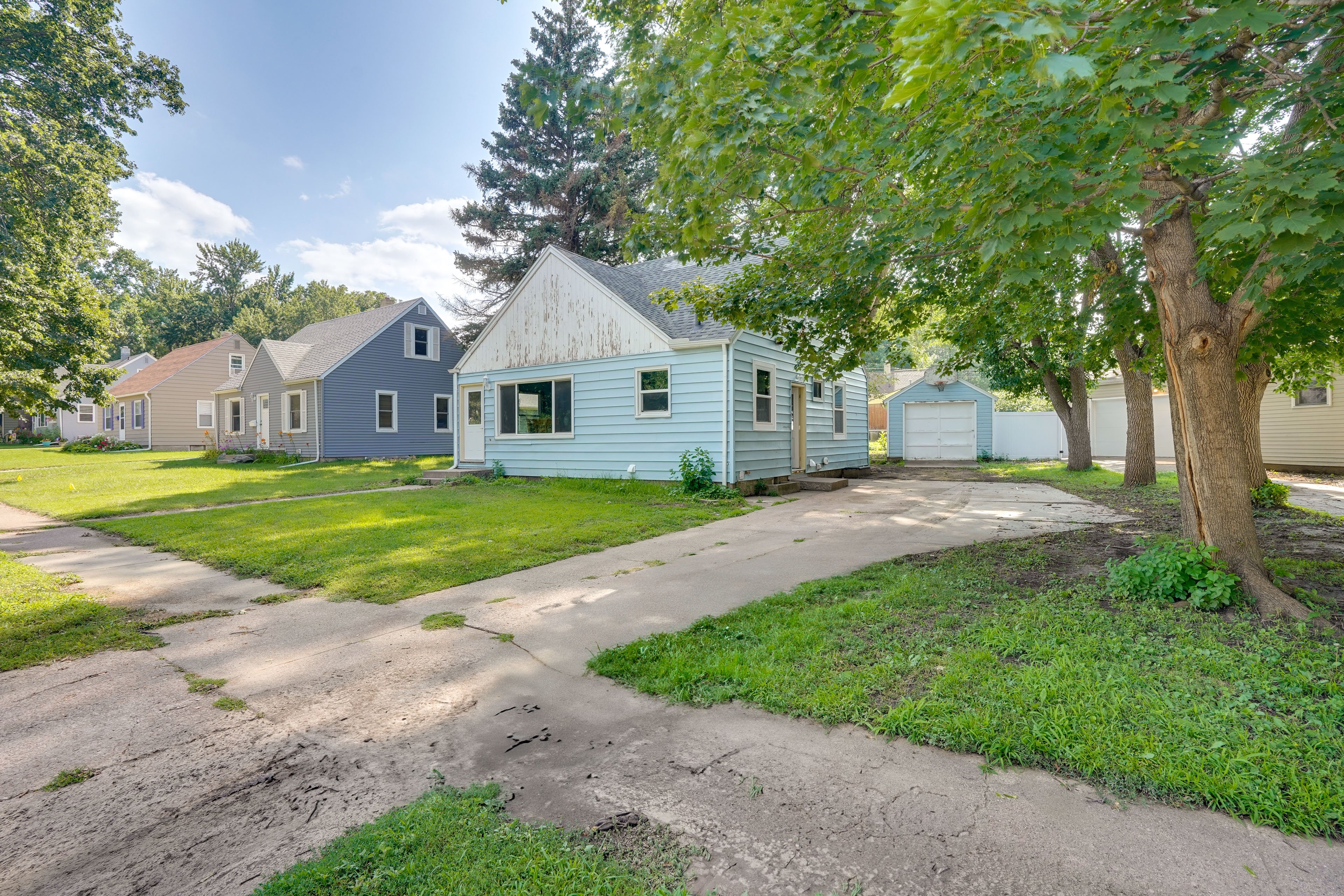 Exterior | Driveway (4 Vehicles)