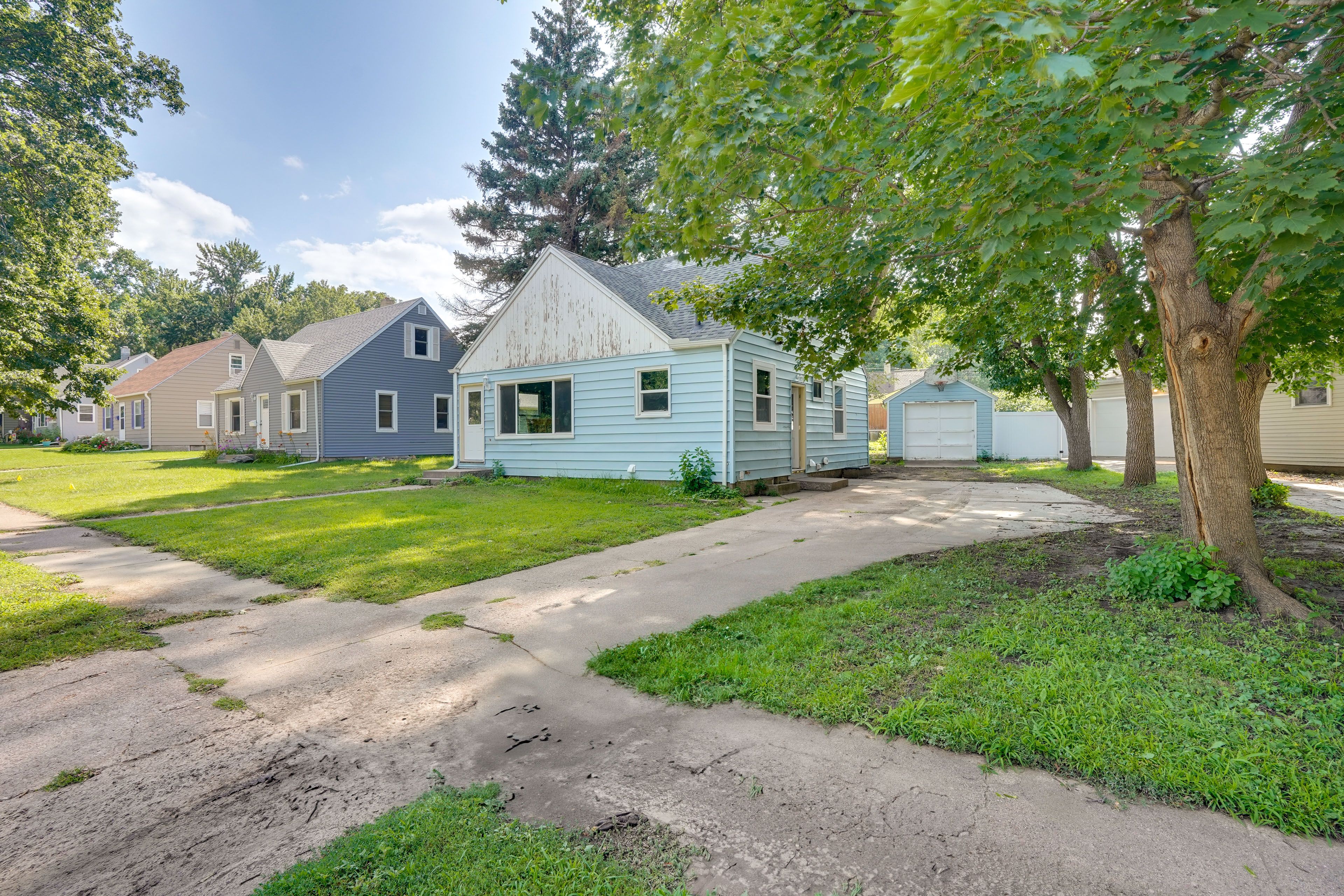 Exterior | Driveway (4 Vehicles)