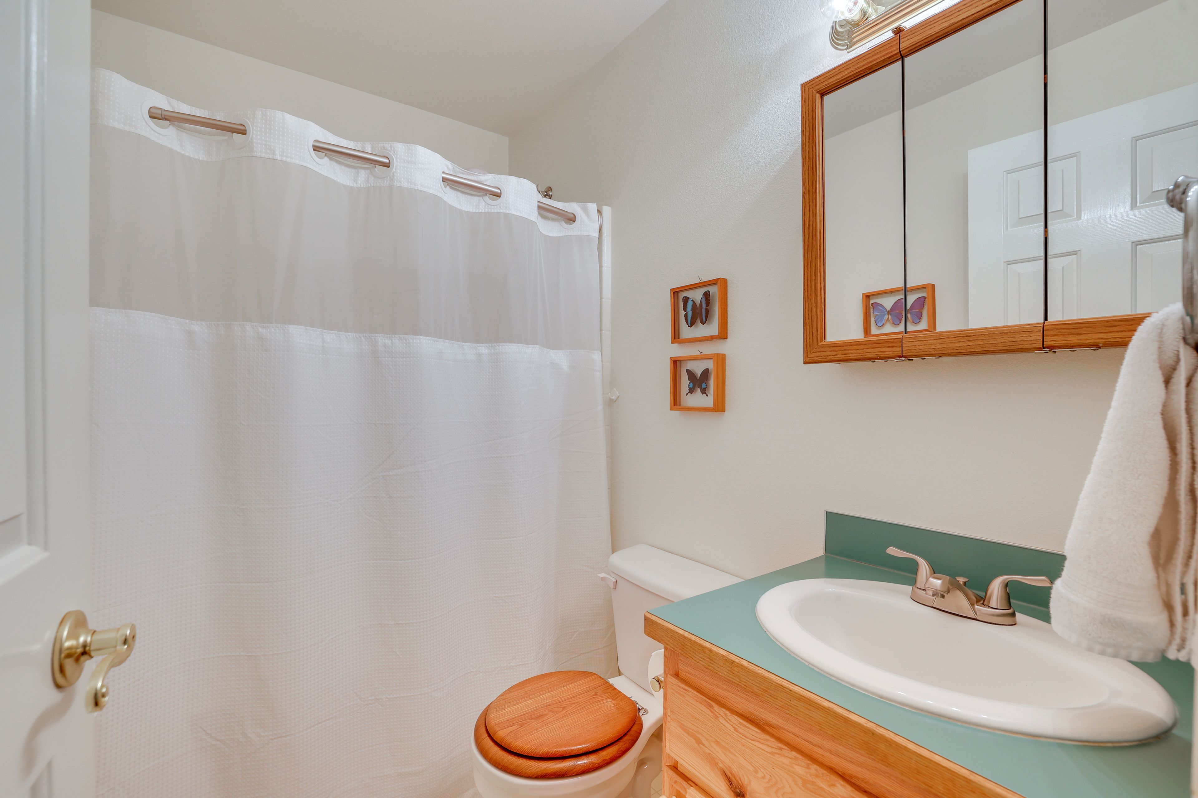Full Bathroom | 2nd Floor