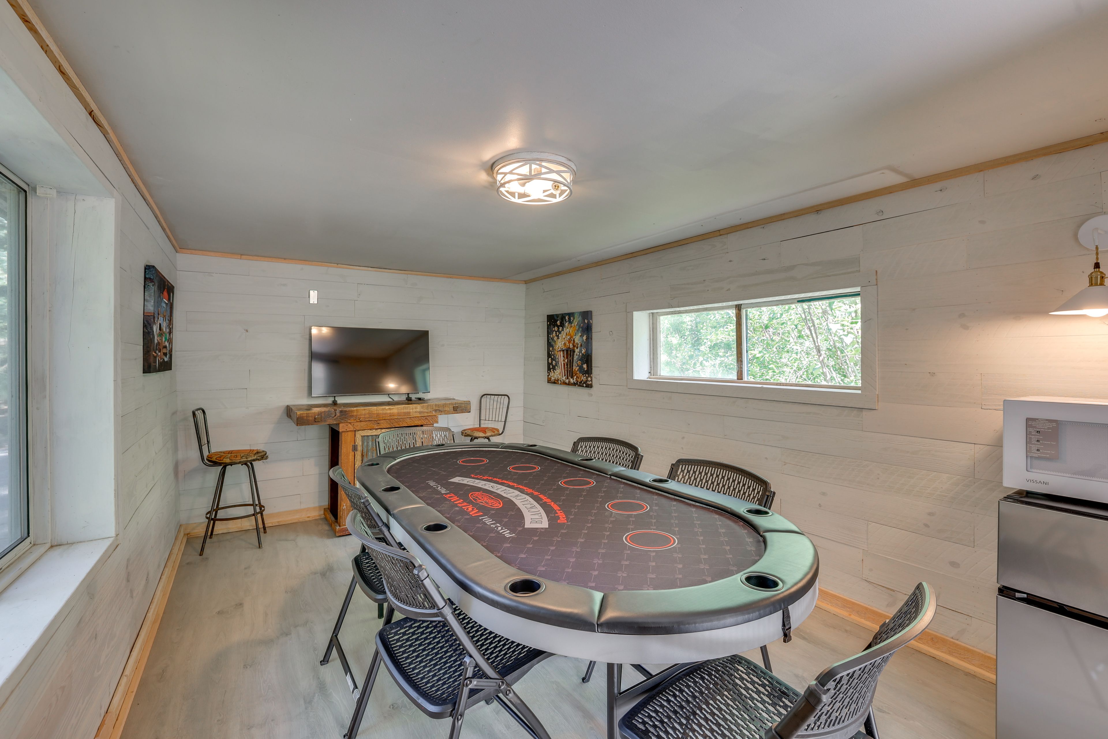 Game Room | Smart TV | Blackjack Table