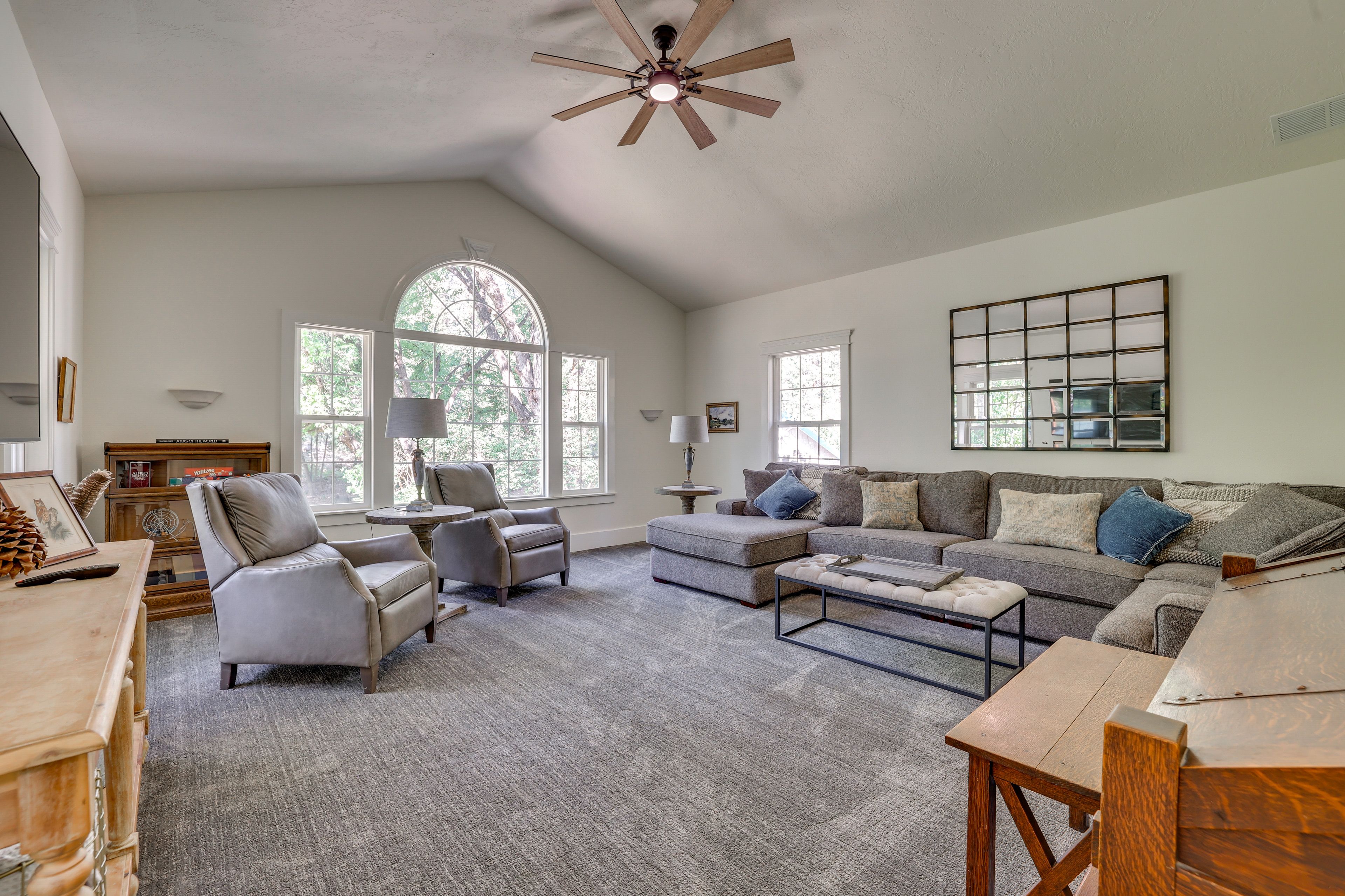 Living Room | Free WiFi | Smart TV | 1st Floor