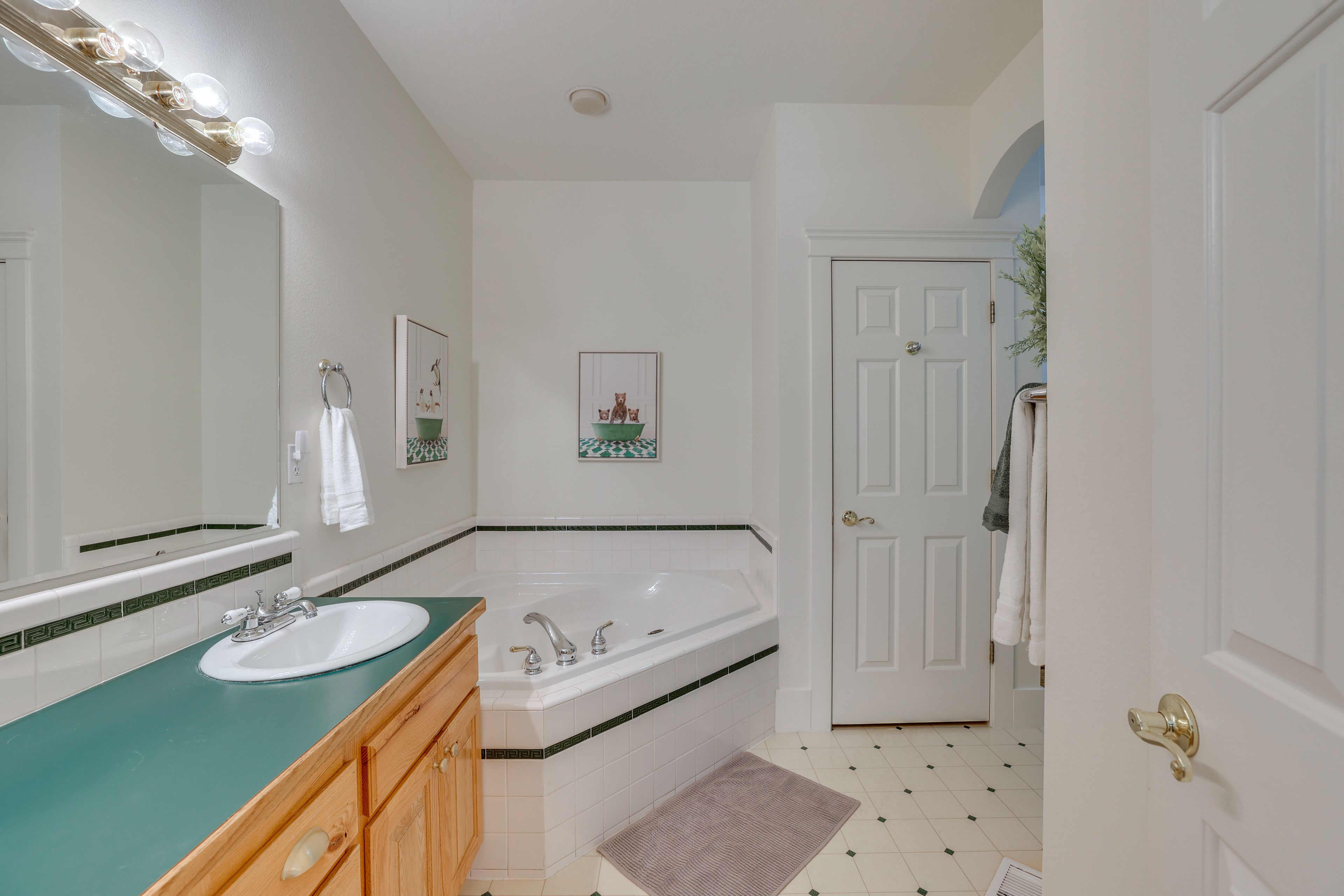 En-Suite Bathroom | 1st Floor