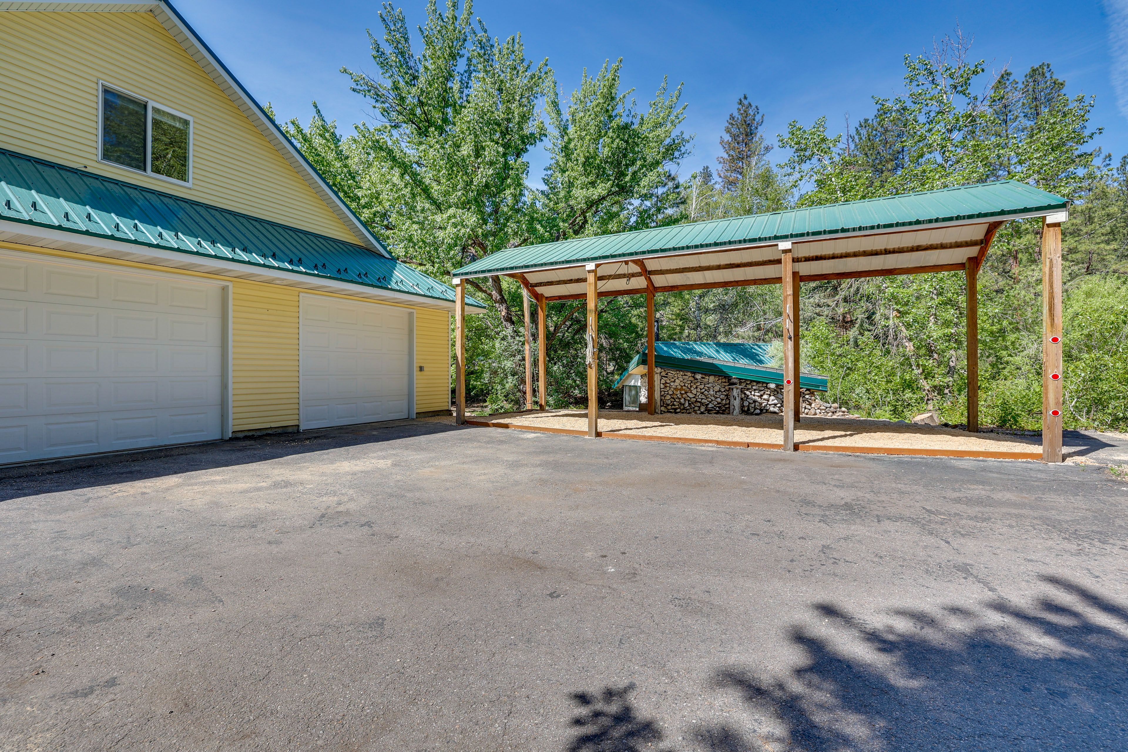 Parking | Garage (3 Vehicles) | Driveway (4 Vehicles) | RV/Trailer Parking