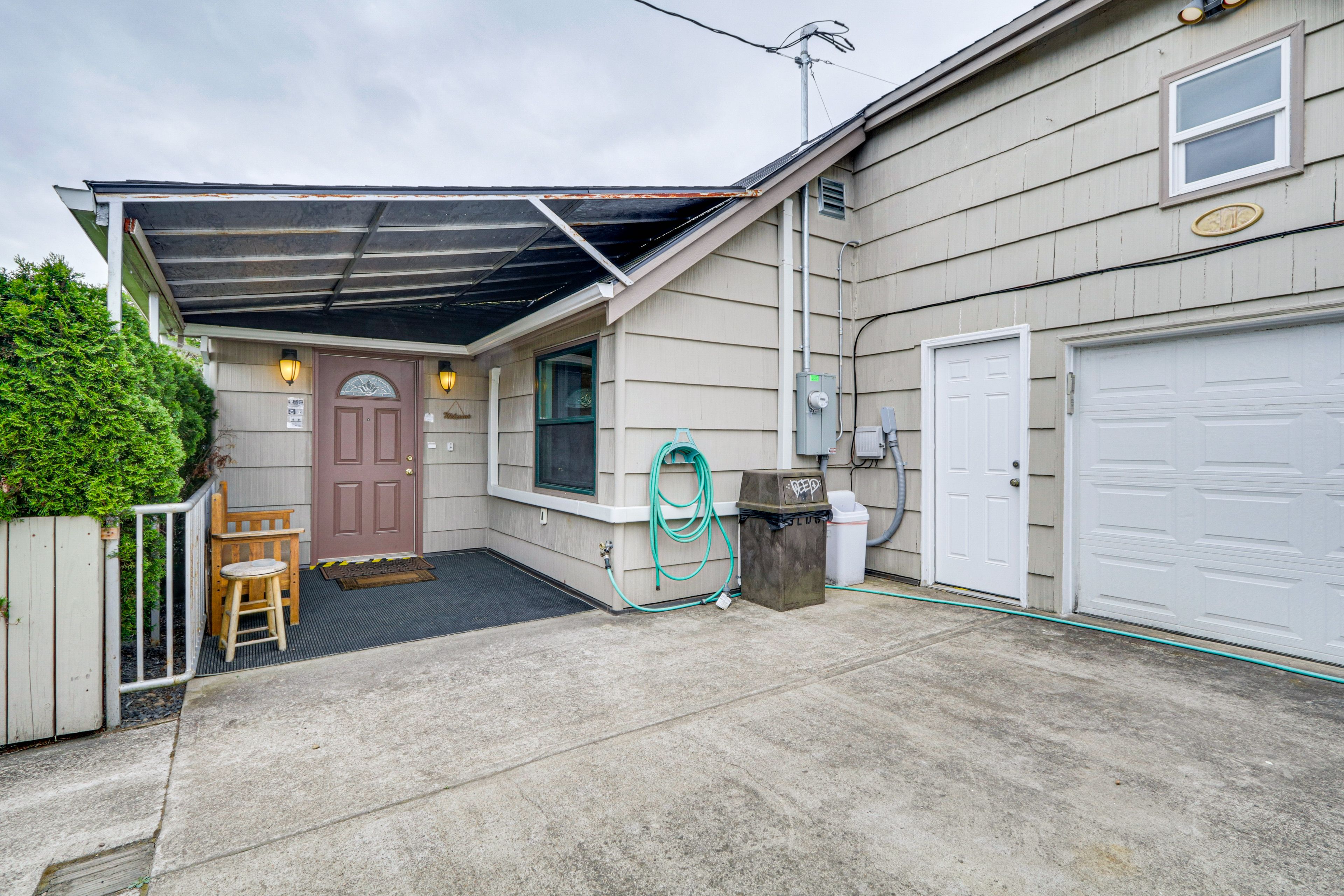 Parking | Spacious Driveway | 4 Vehicles | RV/Trailor Space