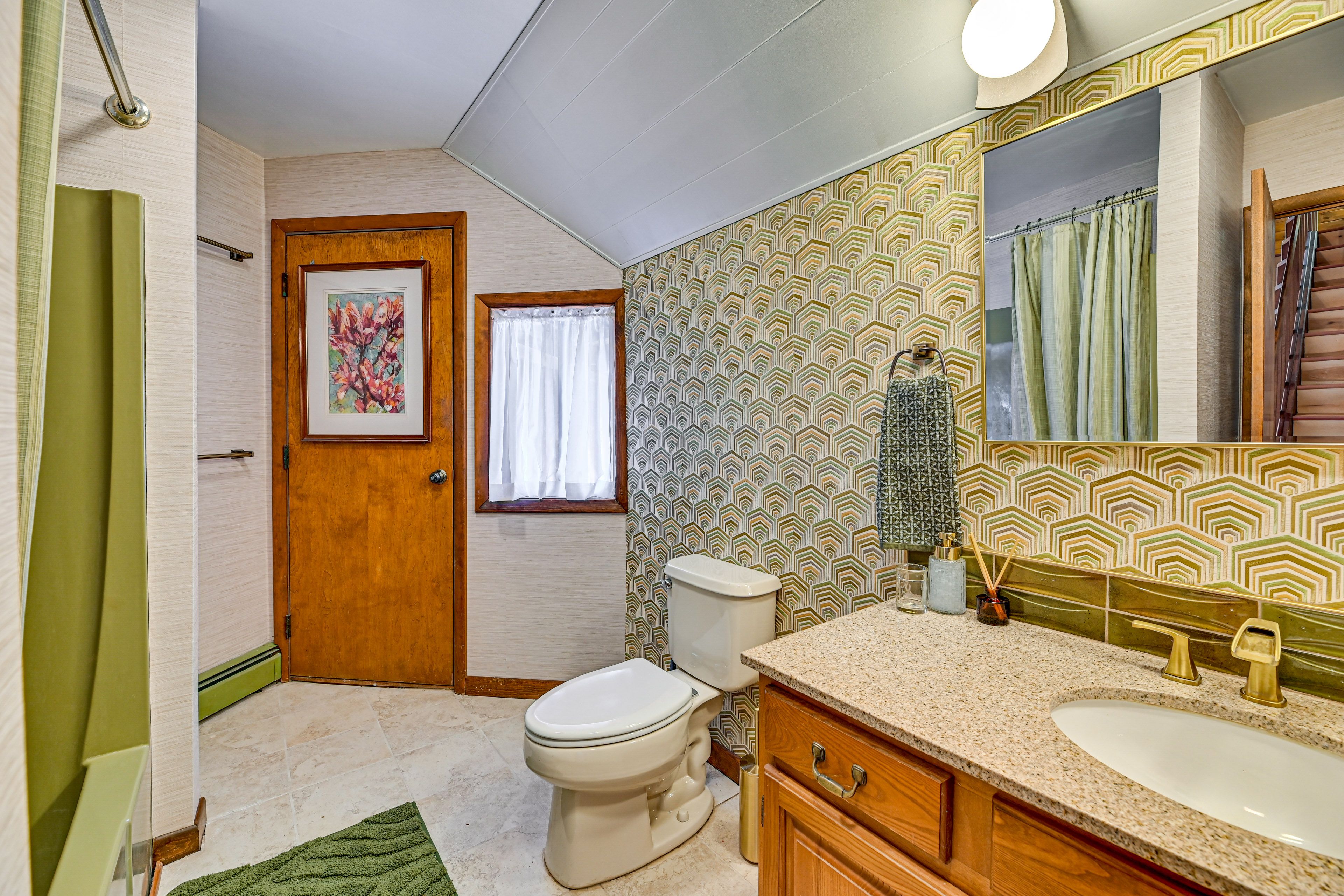 Full Bathroom | Towels Provided | 1st Floor