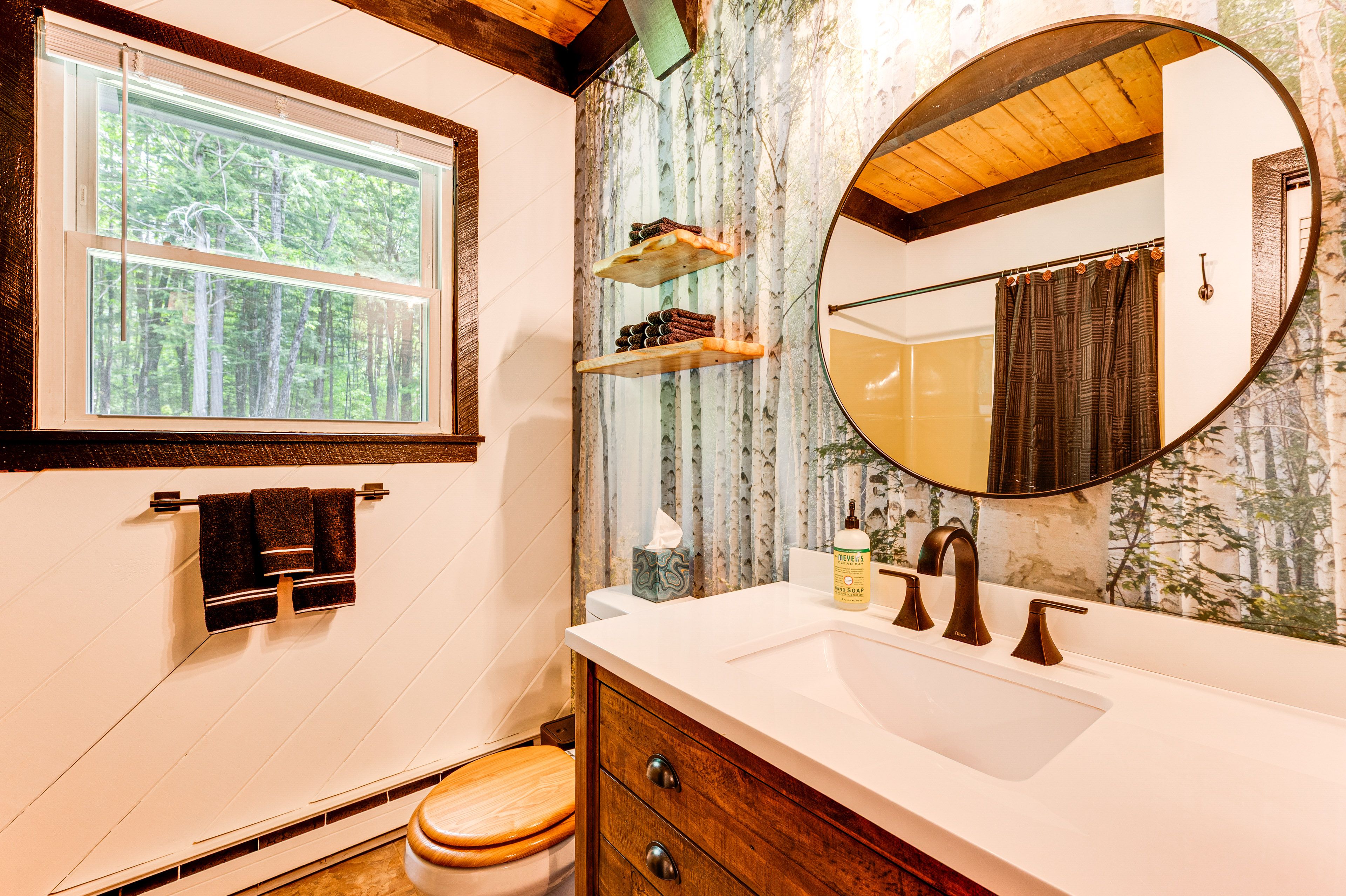 Full Bathroom | Towels Provided | Main Floor