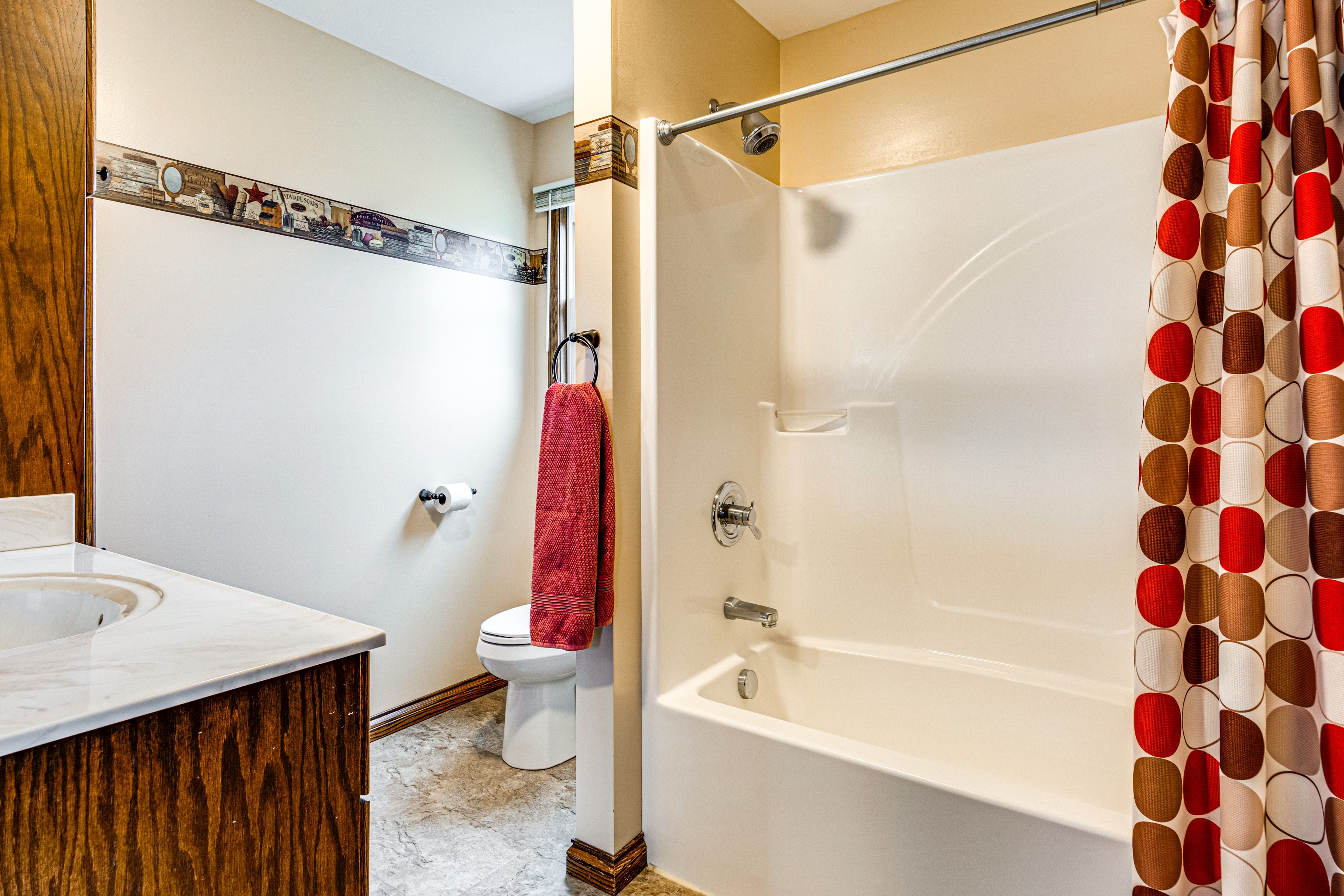 Full Bathroom | 1st Floor | Complimentary Toiletries | Towels Provided