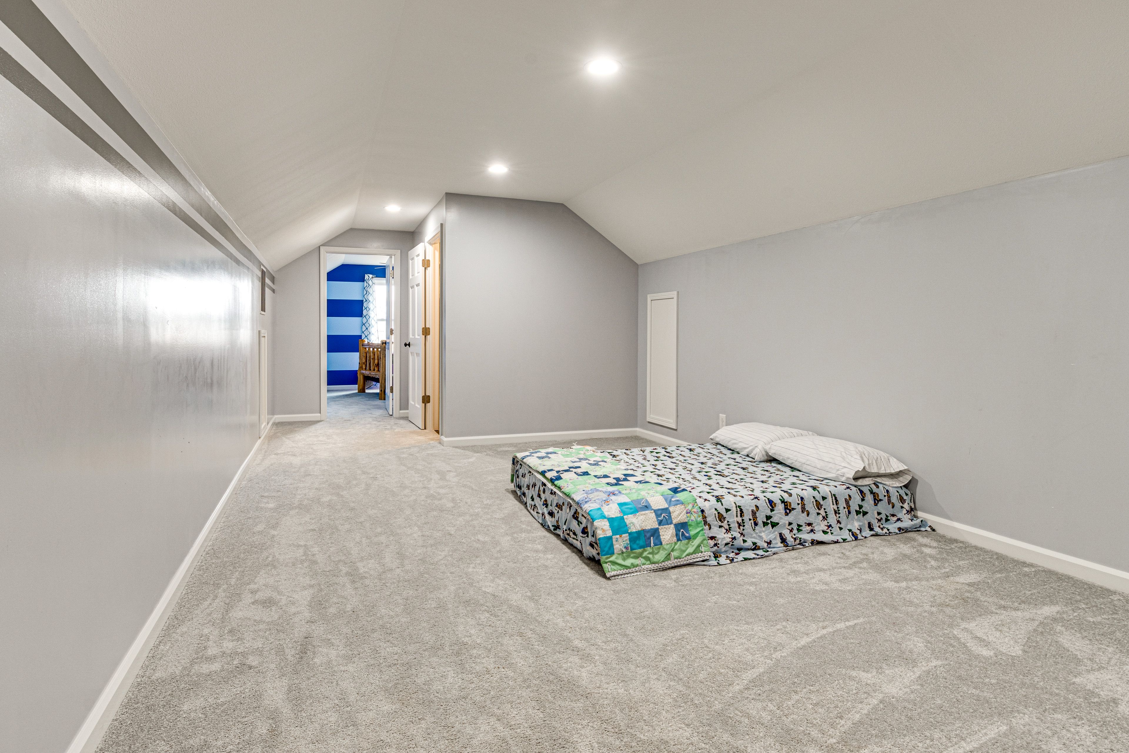 2nd-Floor Landing | 1 Floor Mattress