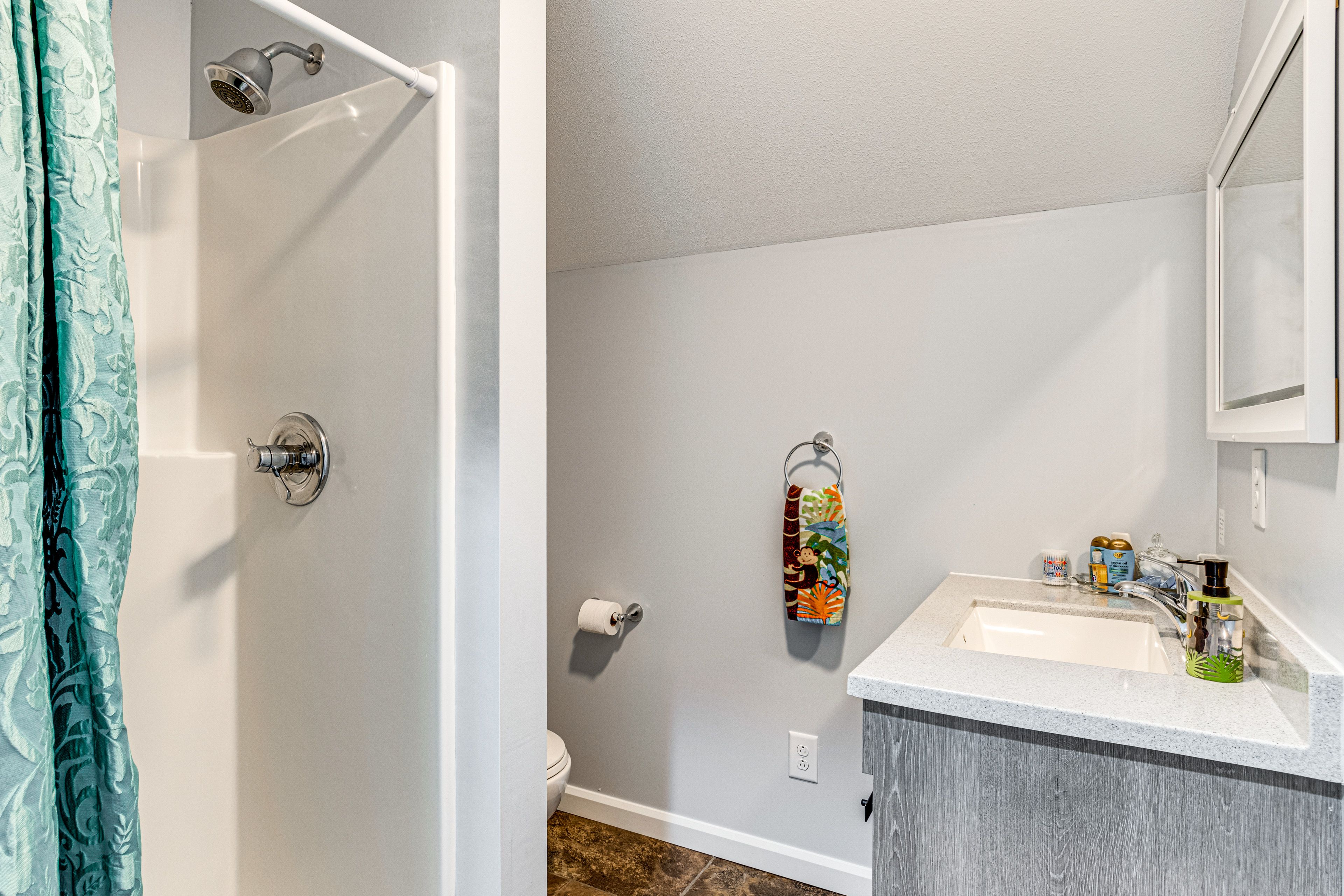 Full Bathroom | 2nd Floor