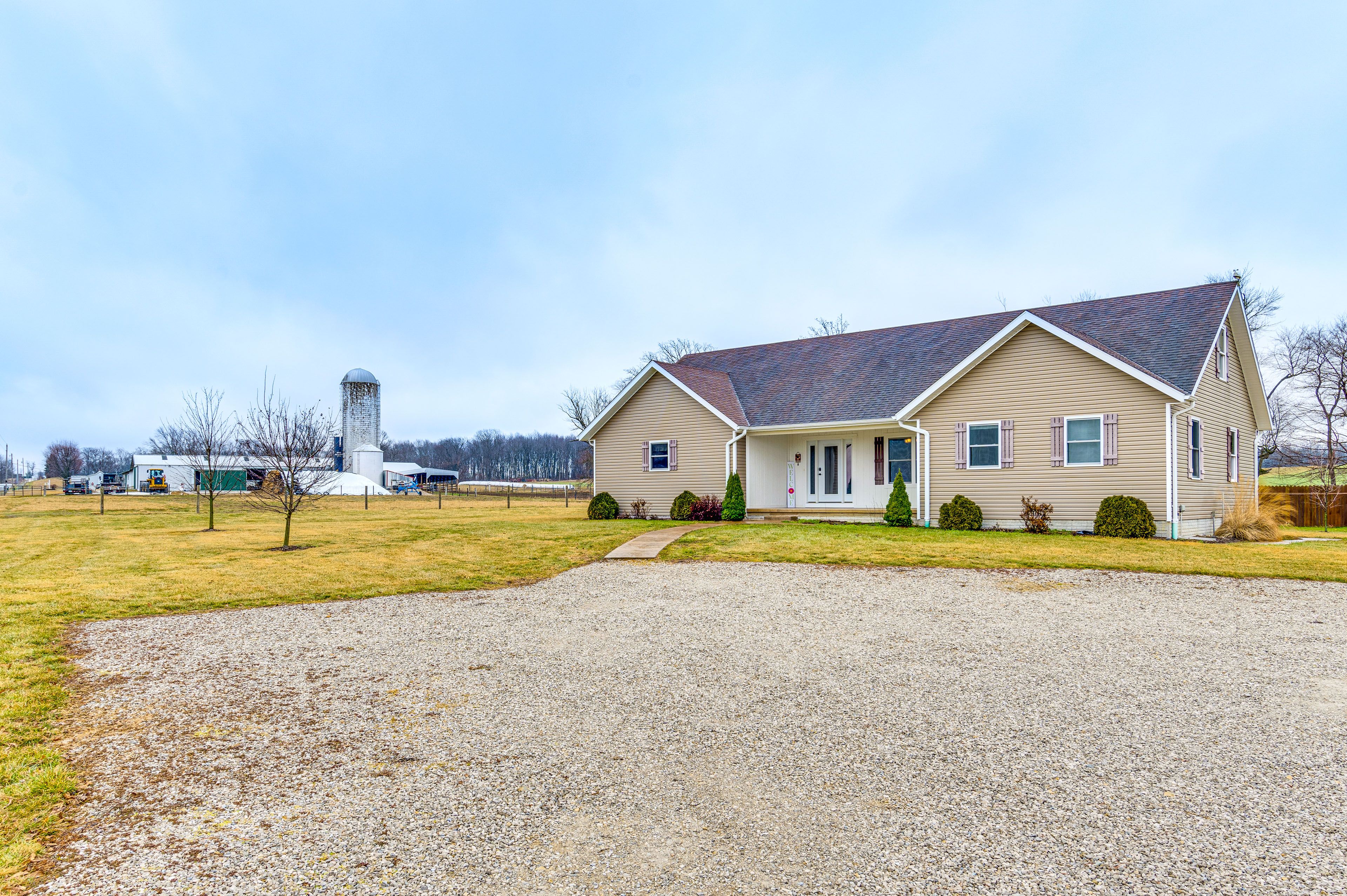 Exterior | Parking | Driveway (9 Vehicles)