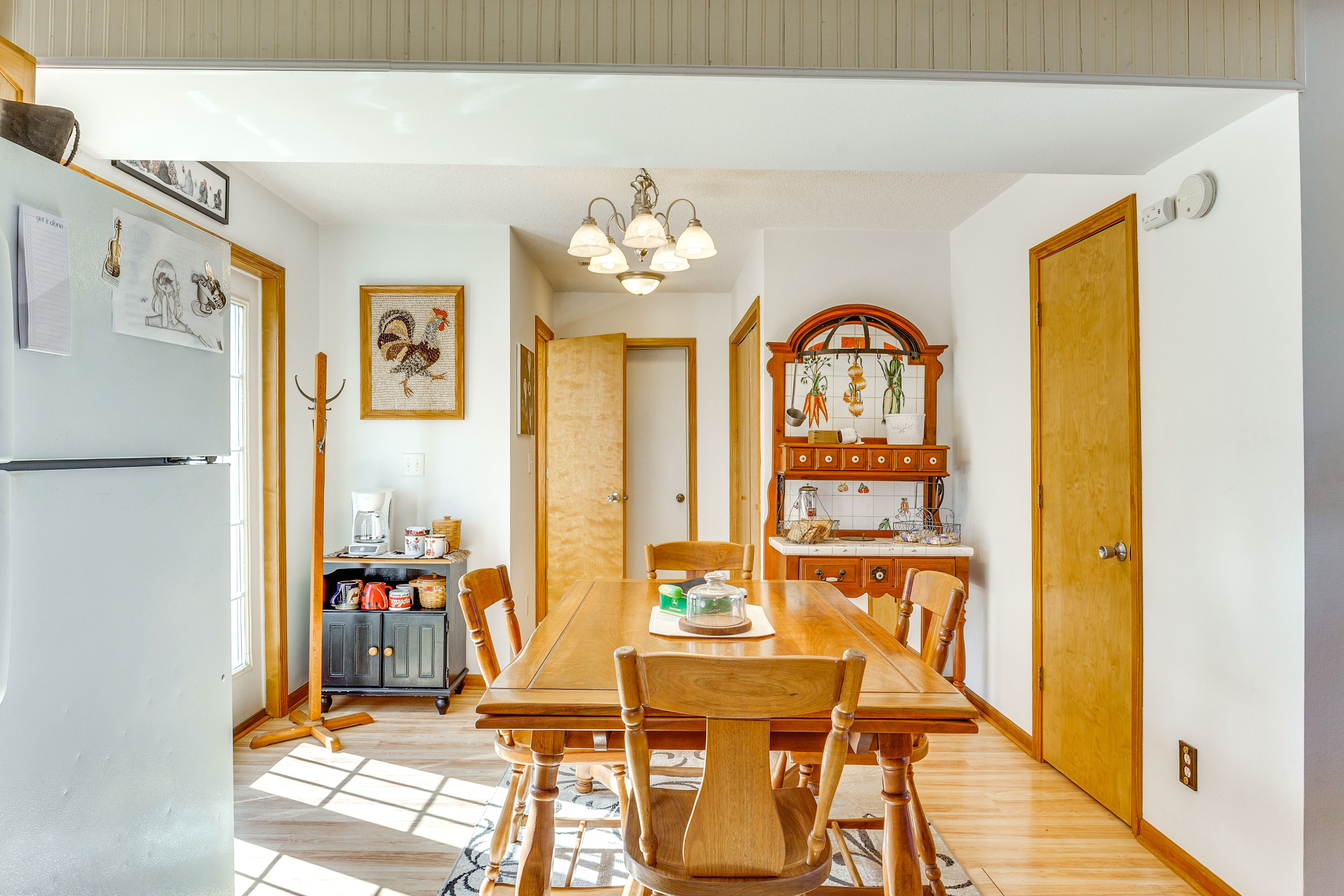 Dining Area | Dishware/Flatware Provided | 1st Floor