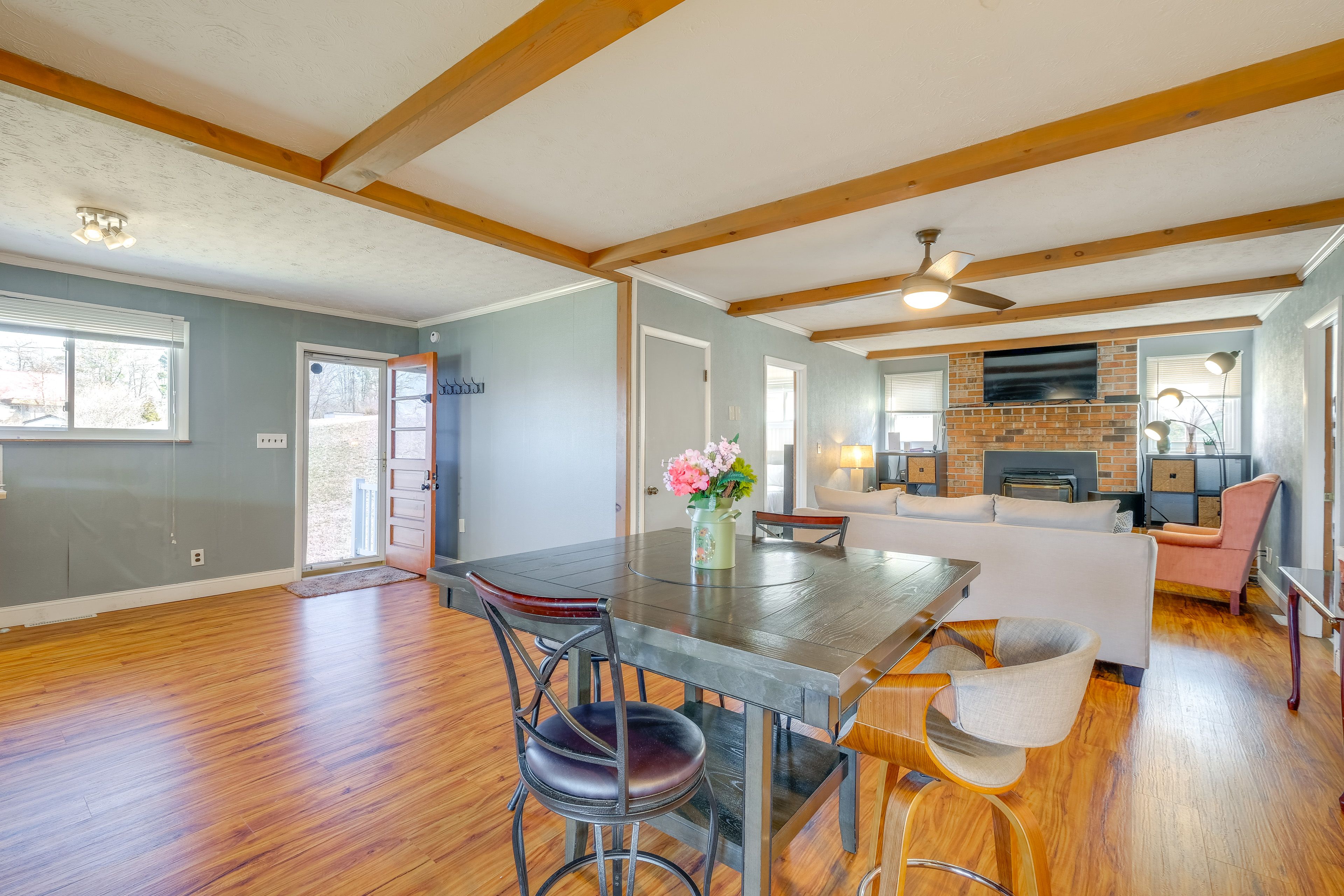 Dining Area | Dishware & Flatware | Central A/C & Heat