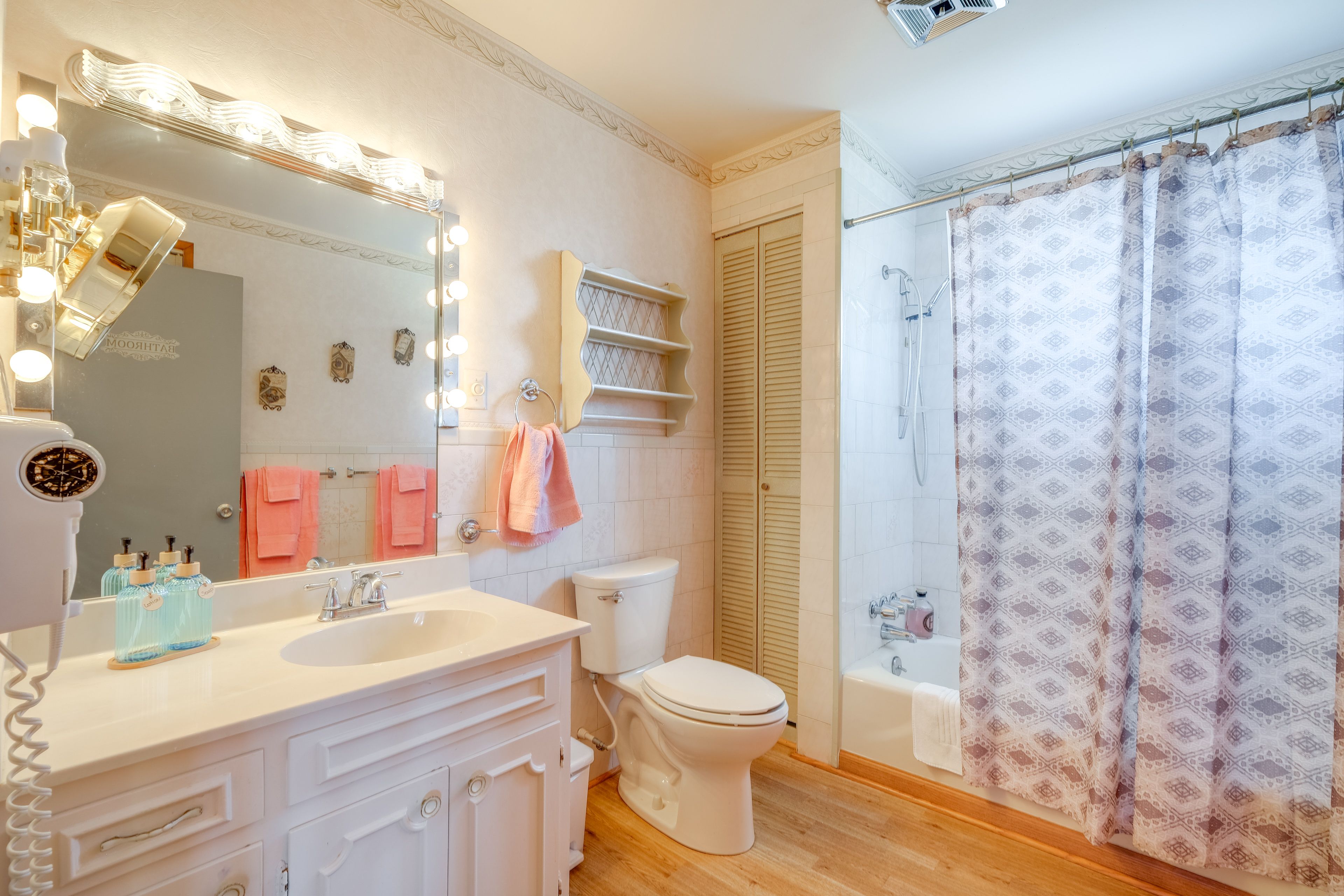 Full Bathroom | Towels Provided