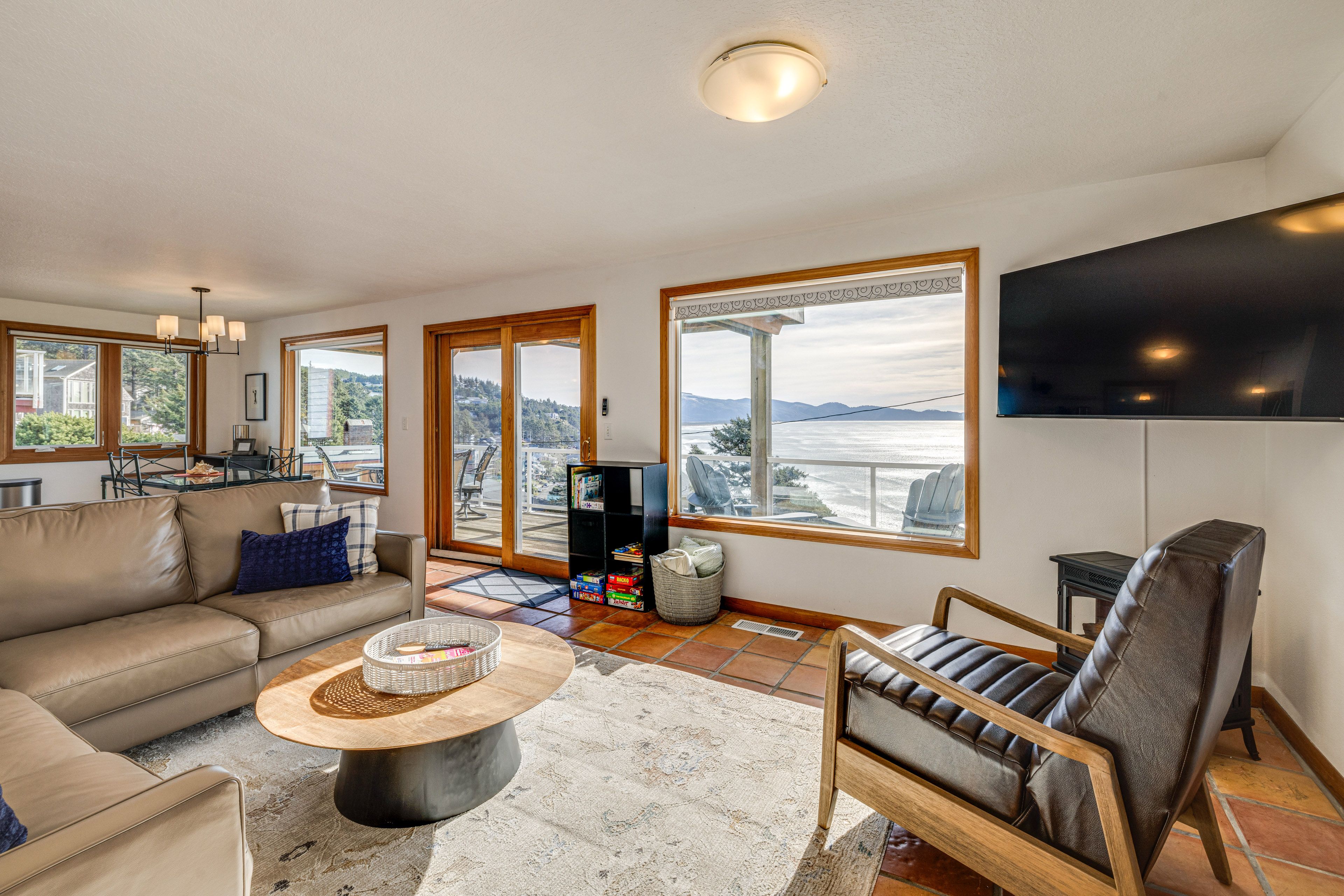 Den | Smart TV | Board Games | Lower Floor