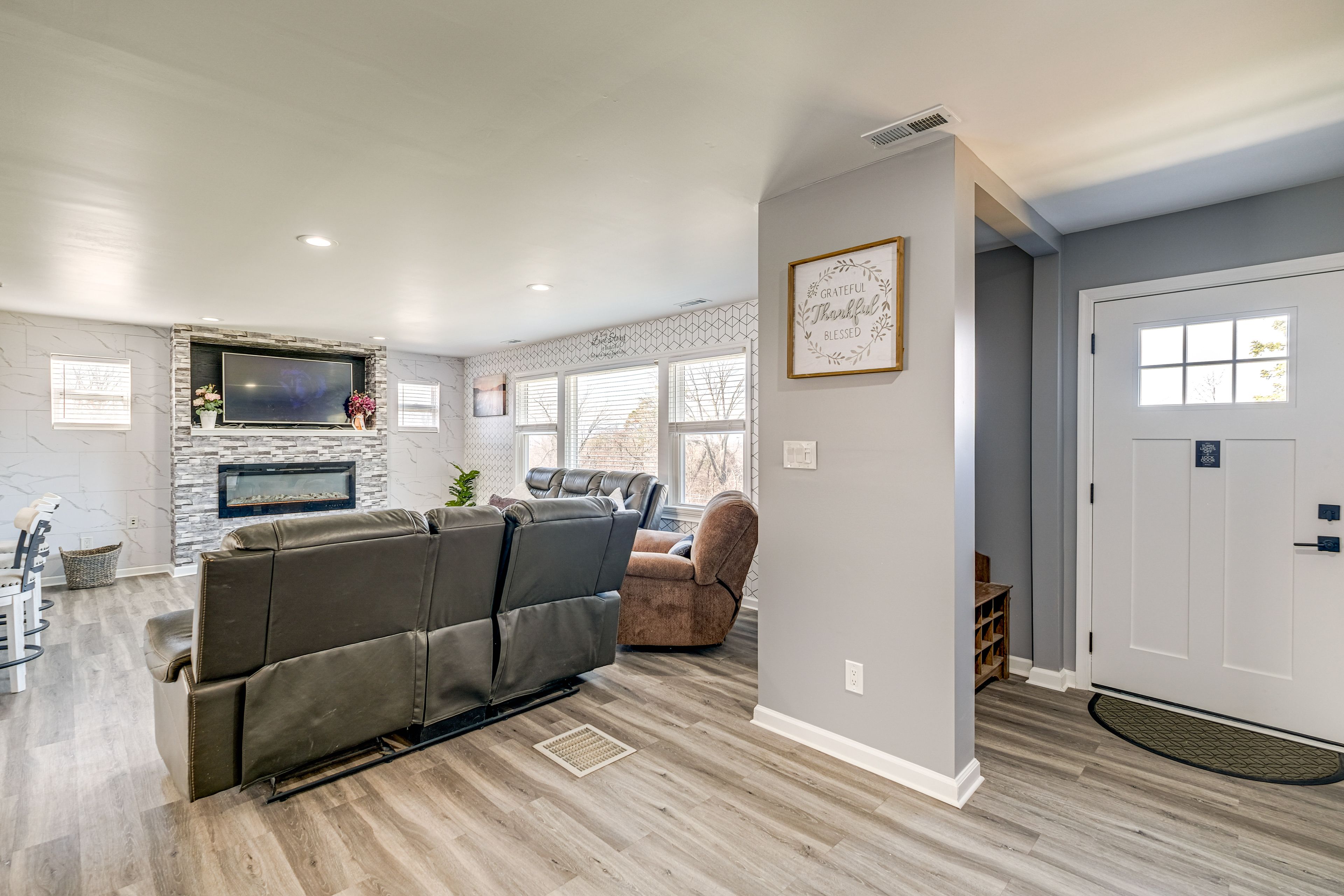Living Room | Smart TV | Fireplace