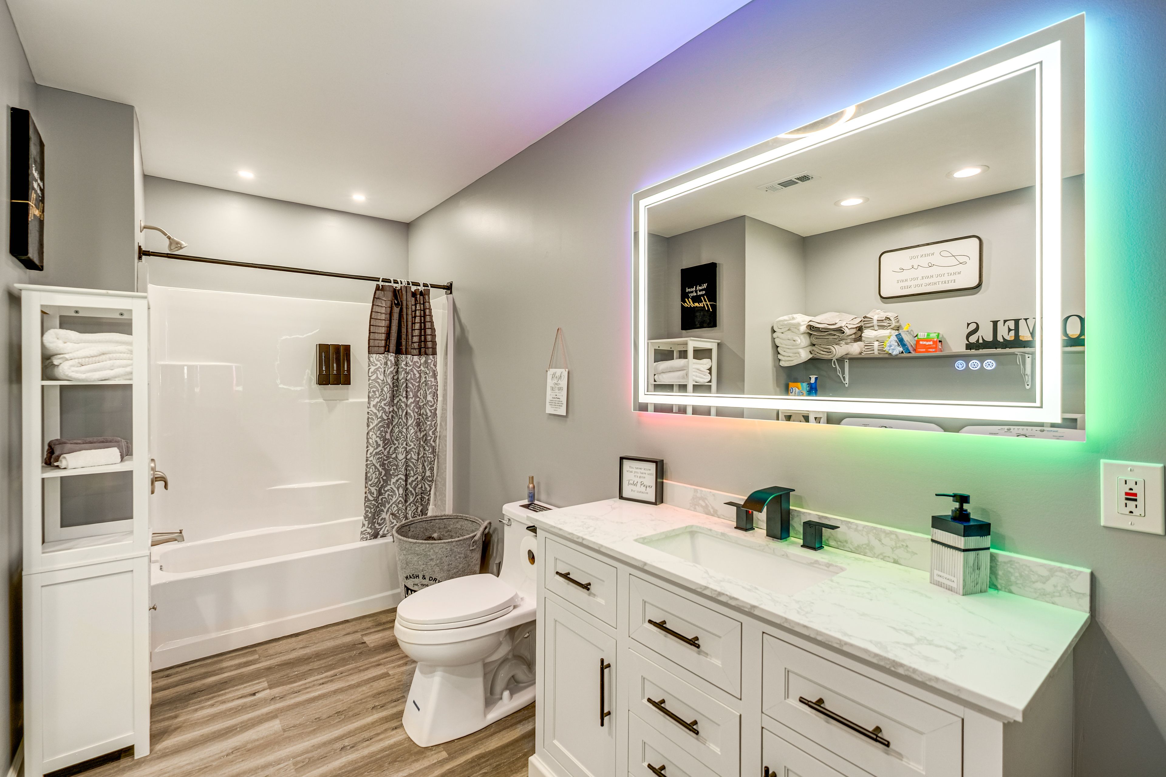 Full Bathroom | Hair Dryer | LED Mirror