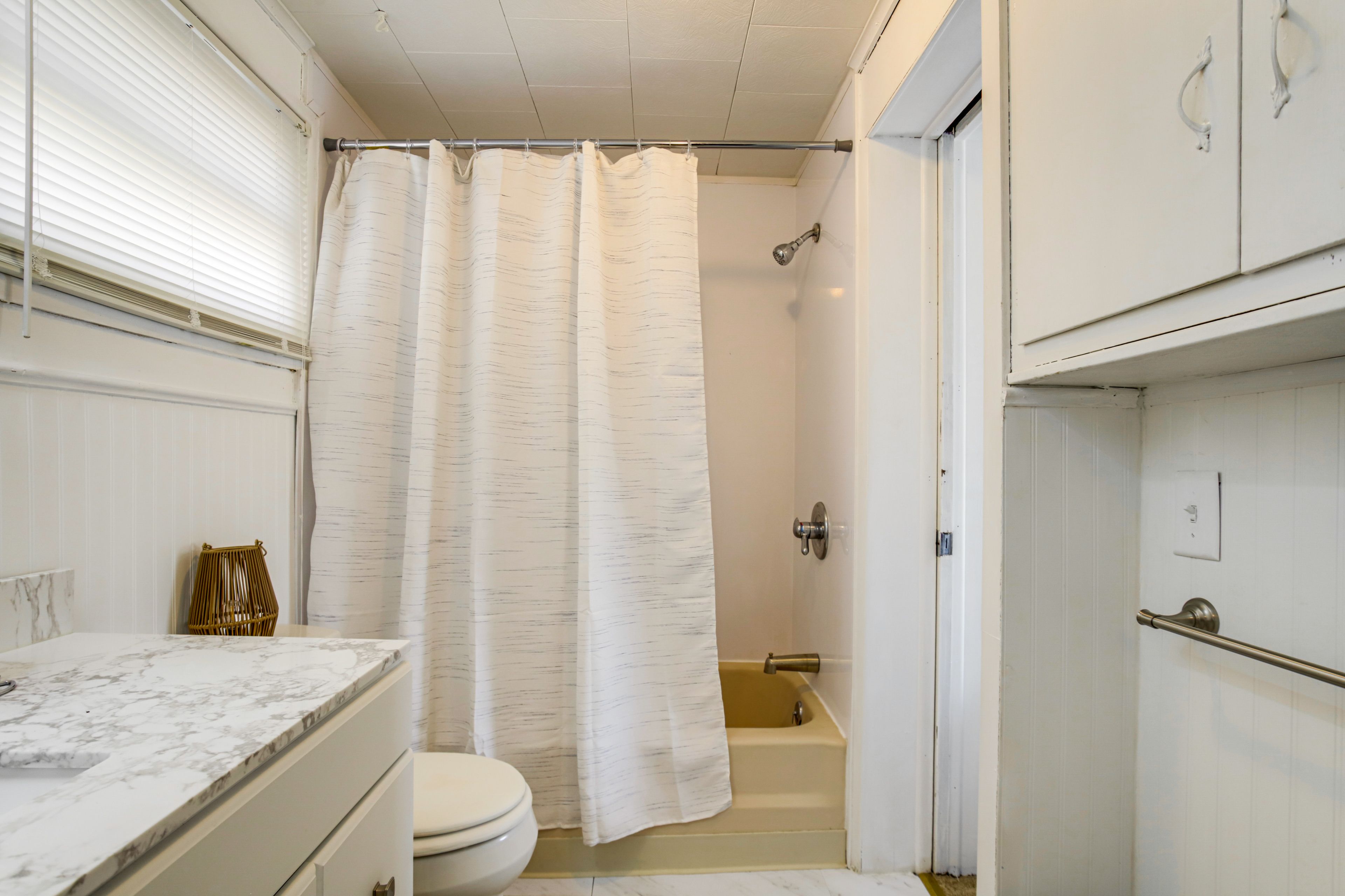 Full Bathroom | 2nd Floor | Towels Provided