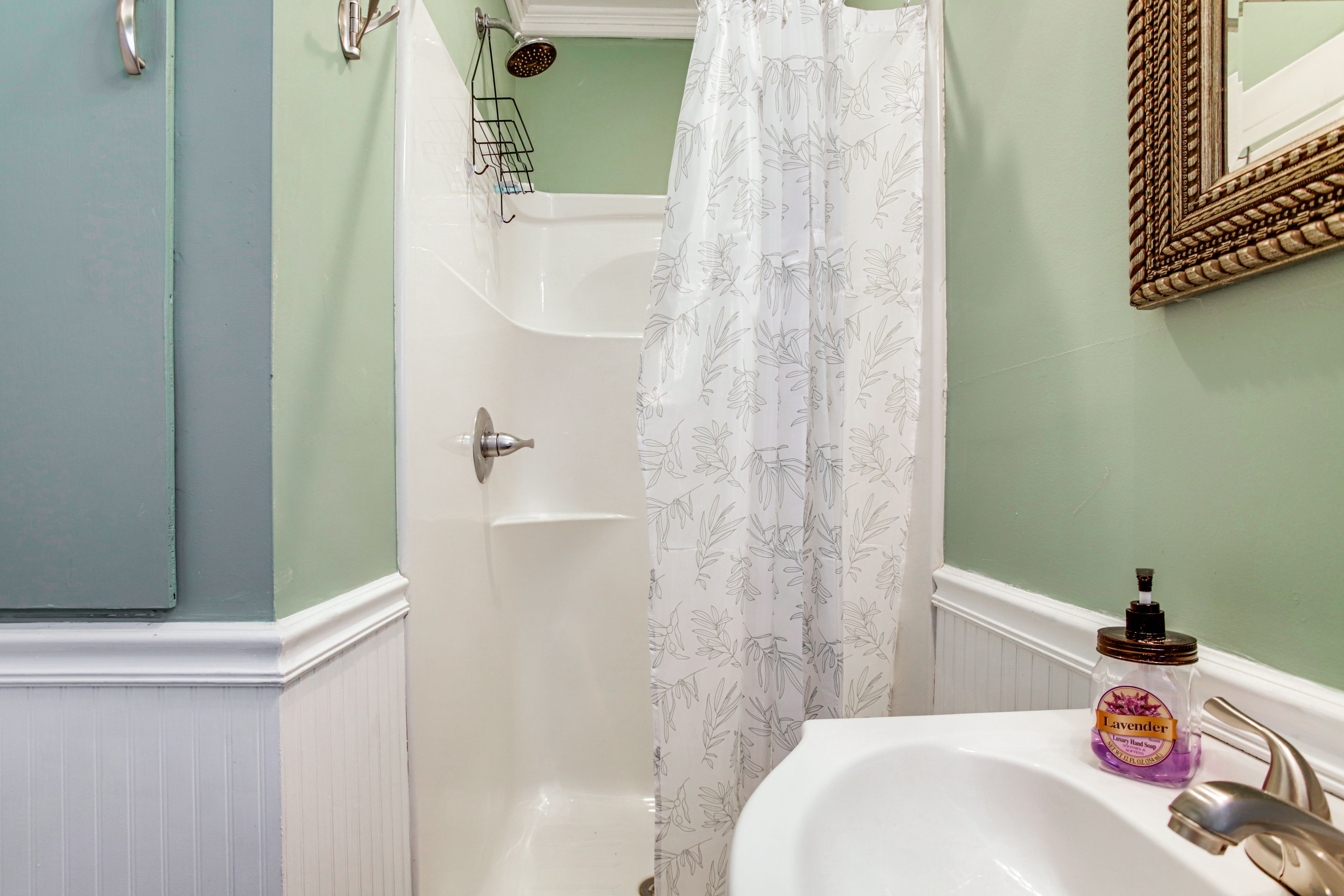 Full Bathroom | 1st Floor | Towels Provided