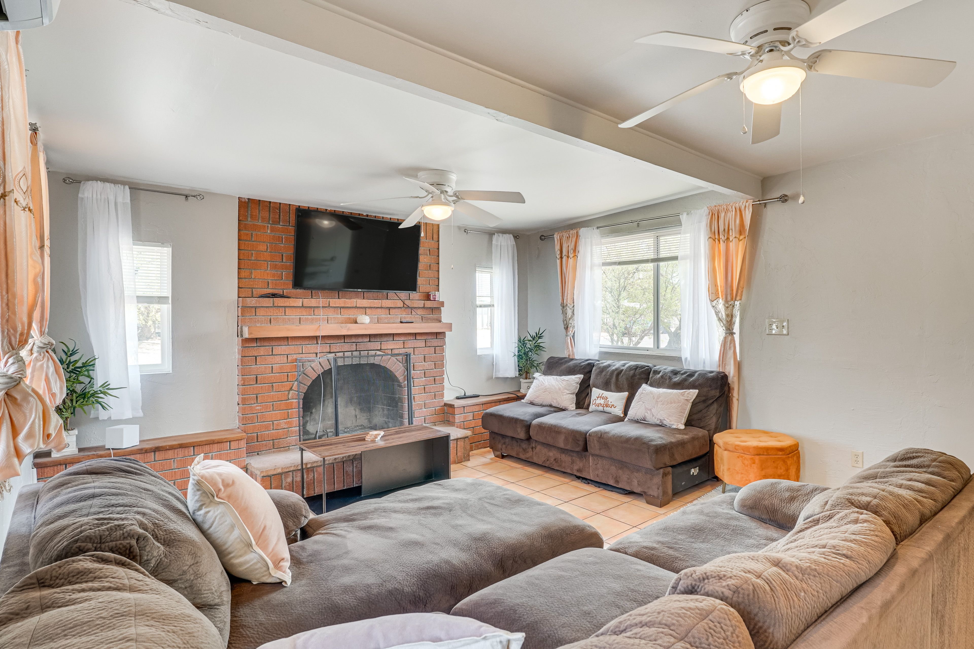 Living Room | Central A/C & Heat | Free WiFi | 1 Interior Step