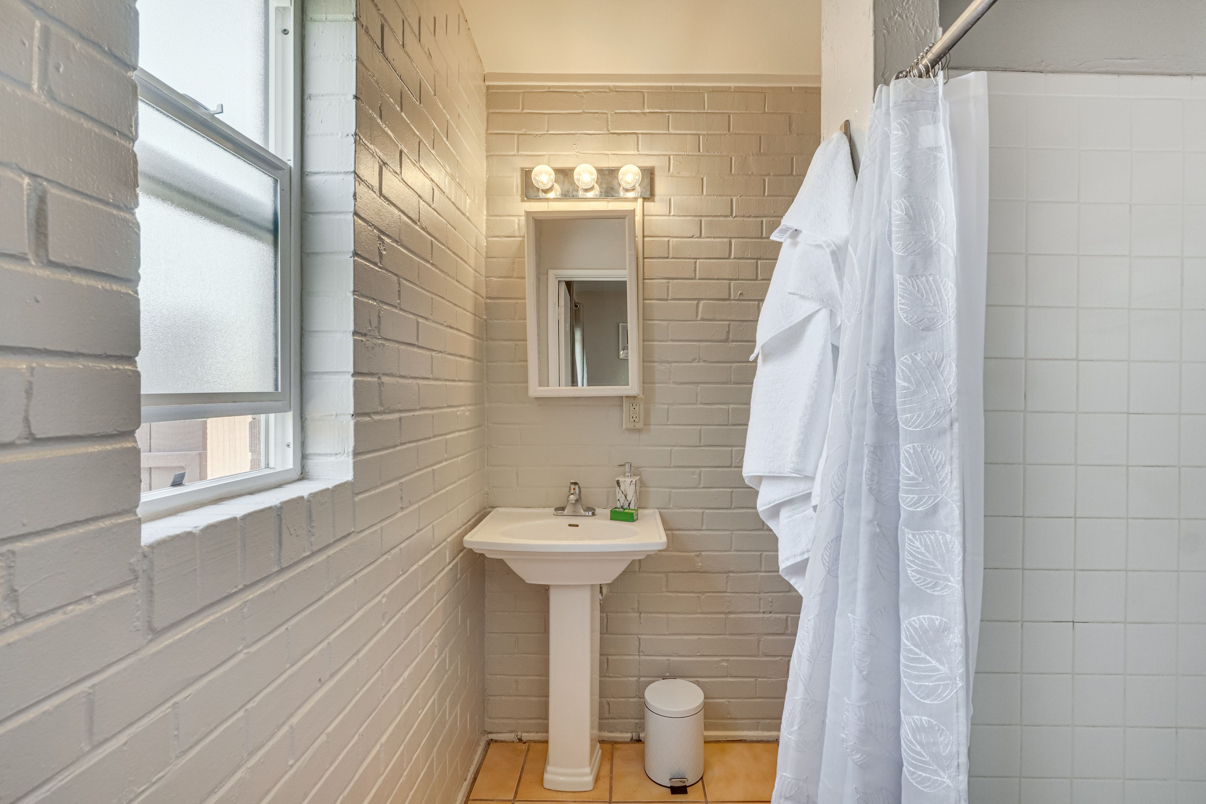 Full Bathroom | Towels Provided