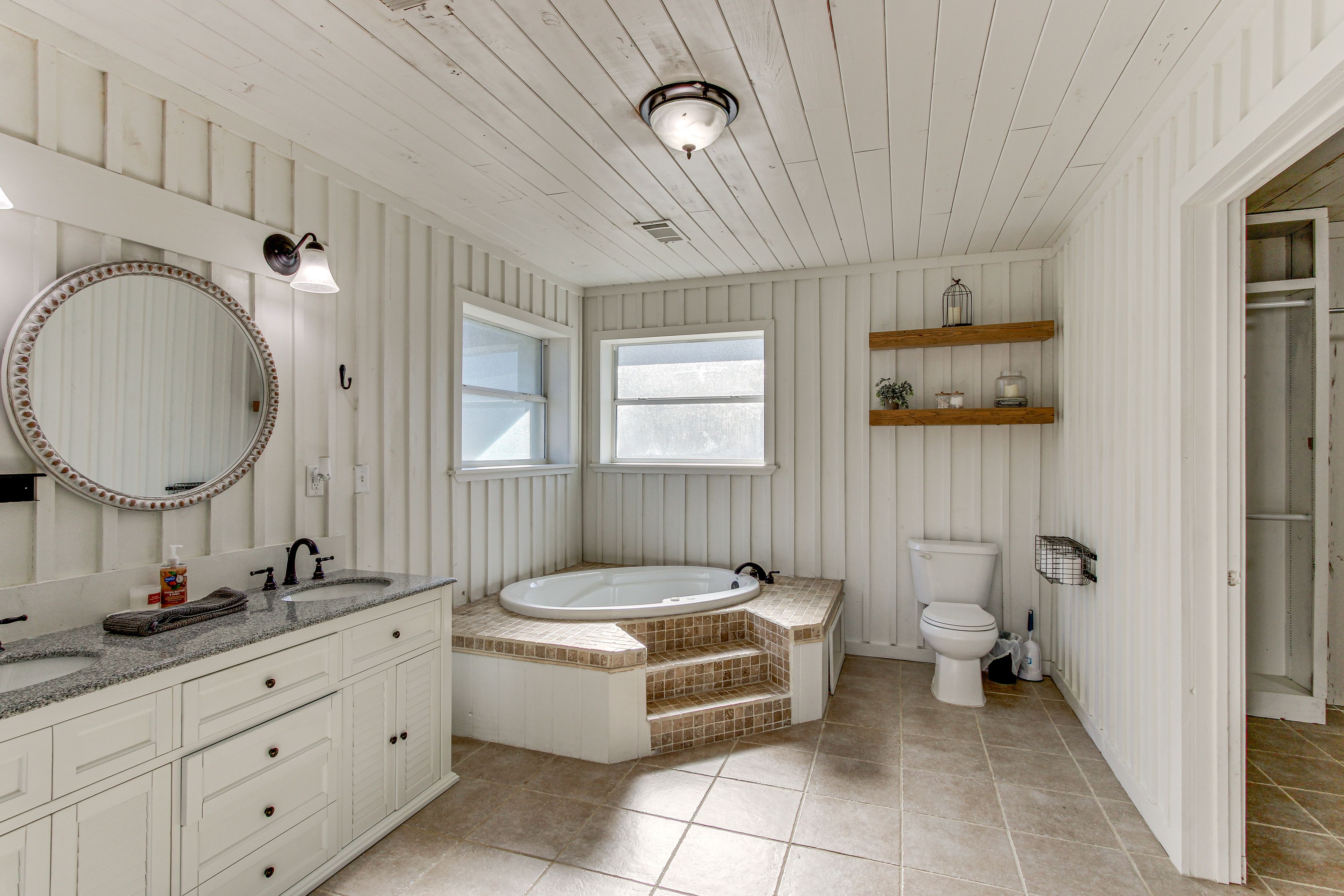 En-Suite Bathroom | Main Level | Jetted Tub | Towels Provided