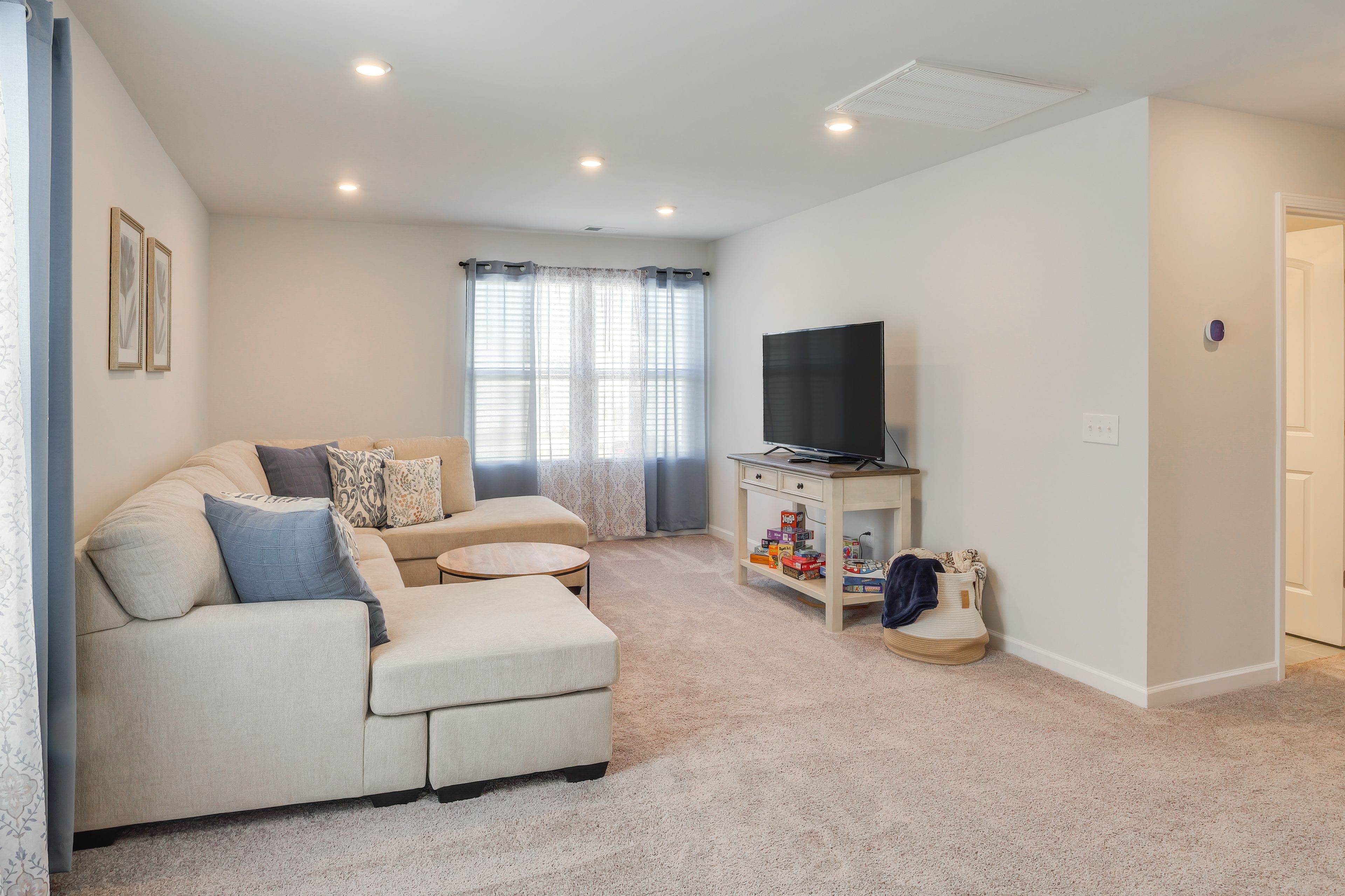 Living Room | Smart TV | Board Games | 2nd Floor