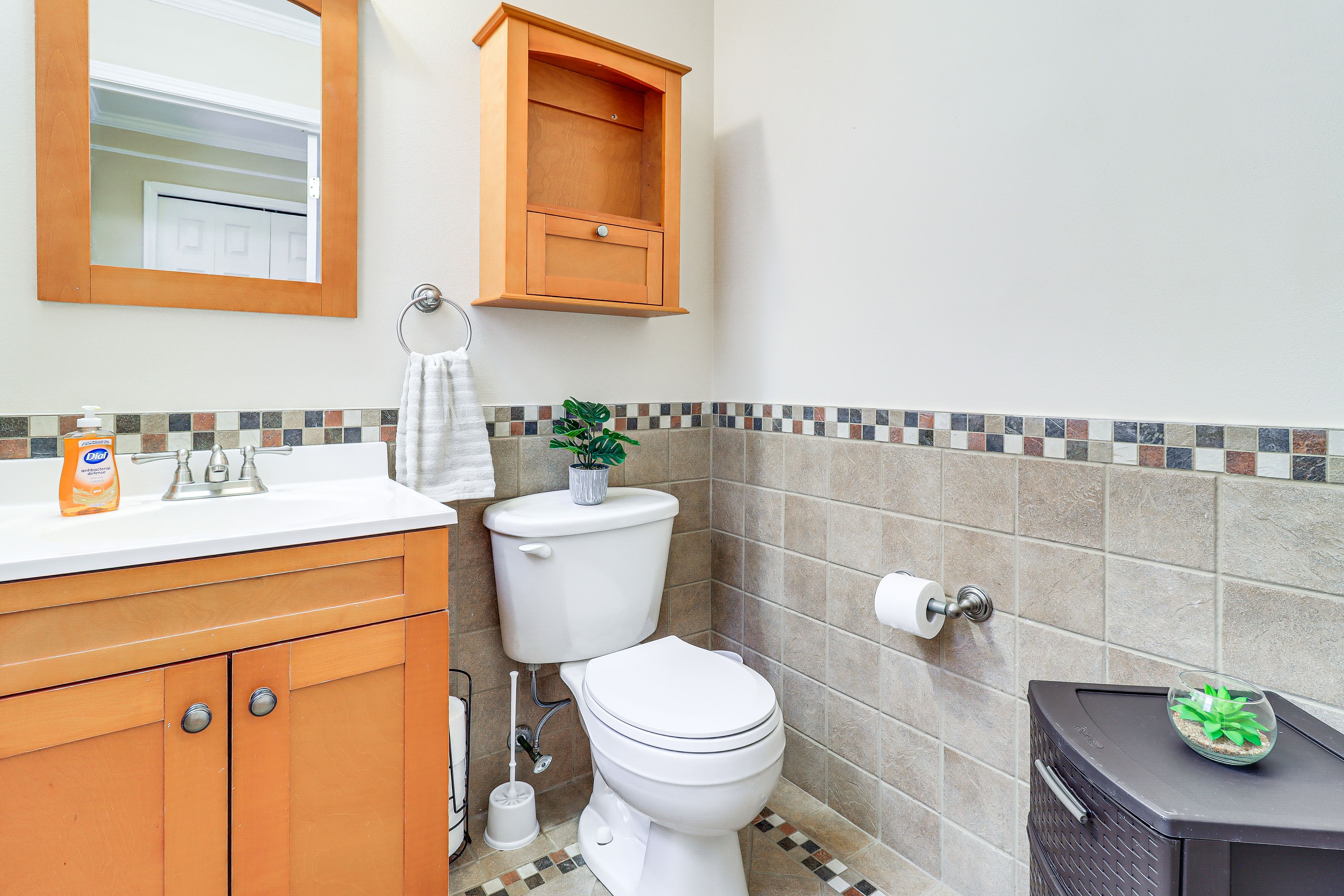 Full Bathroom | 1st Floor | Towels Provided
