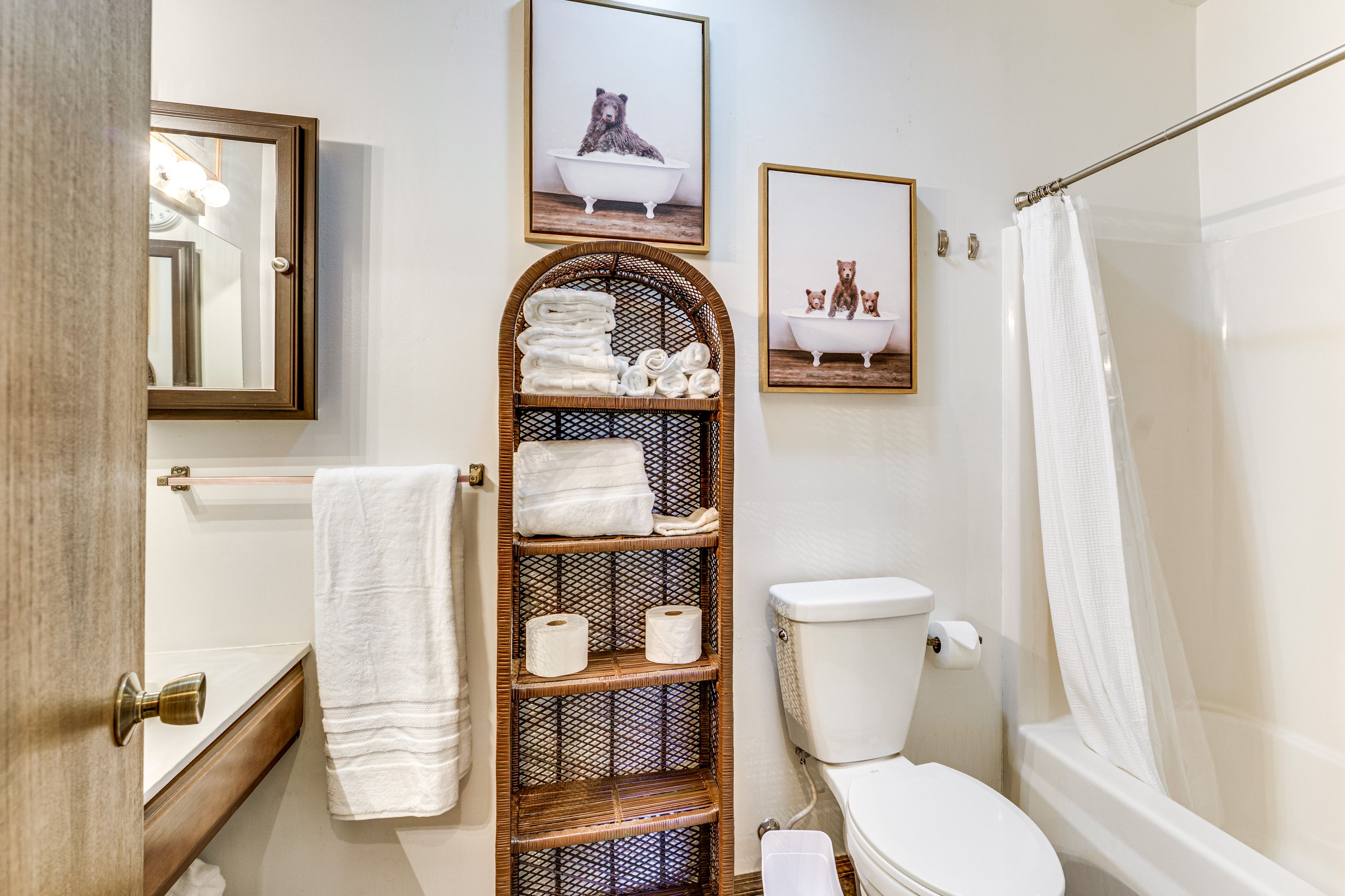 Full Bathroom | Towels Provided