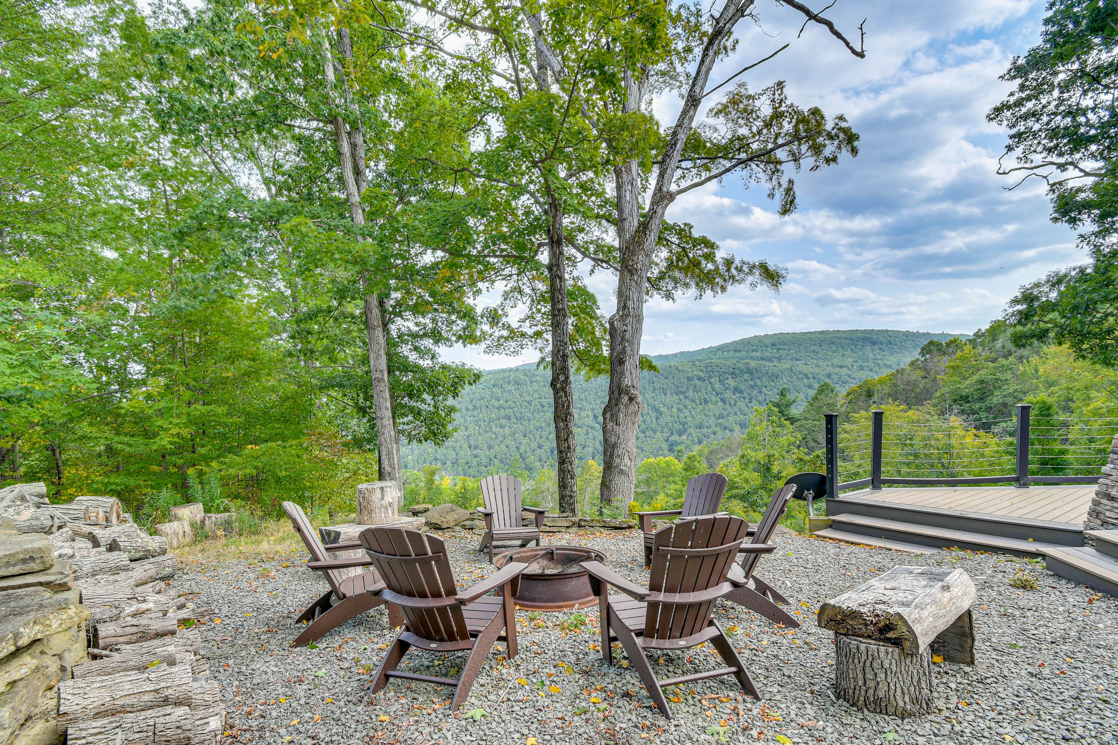 Cameron Vacation Rental | 6BR | 3.5BA | 5,110 Sq Ft | 2 Steps for Access