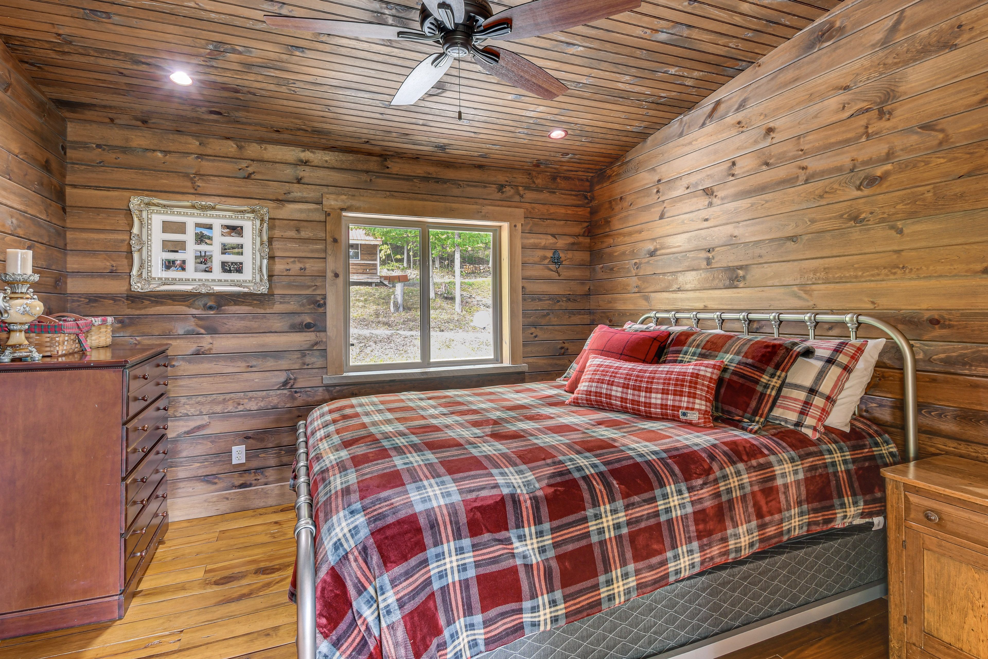 Bedroom 4 | Queen Bed | 2nd Floor