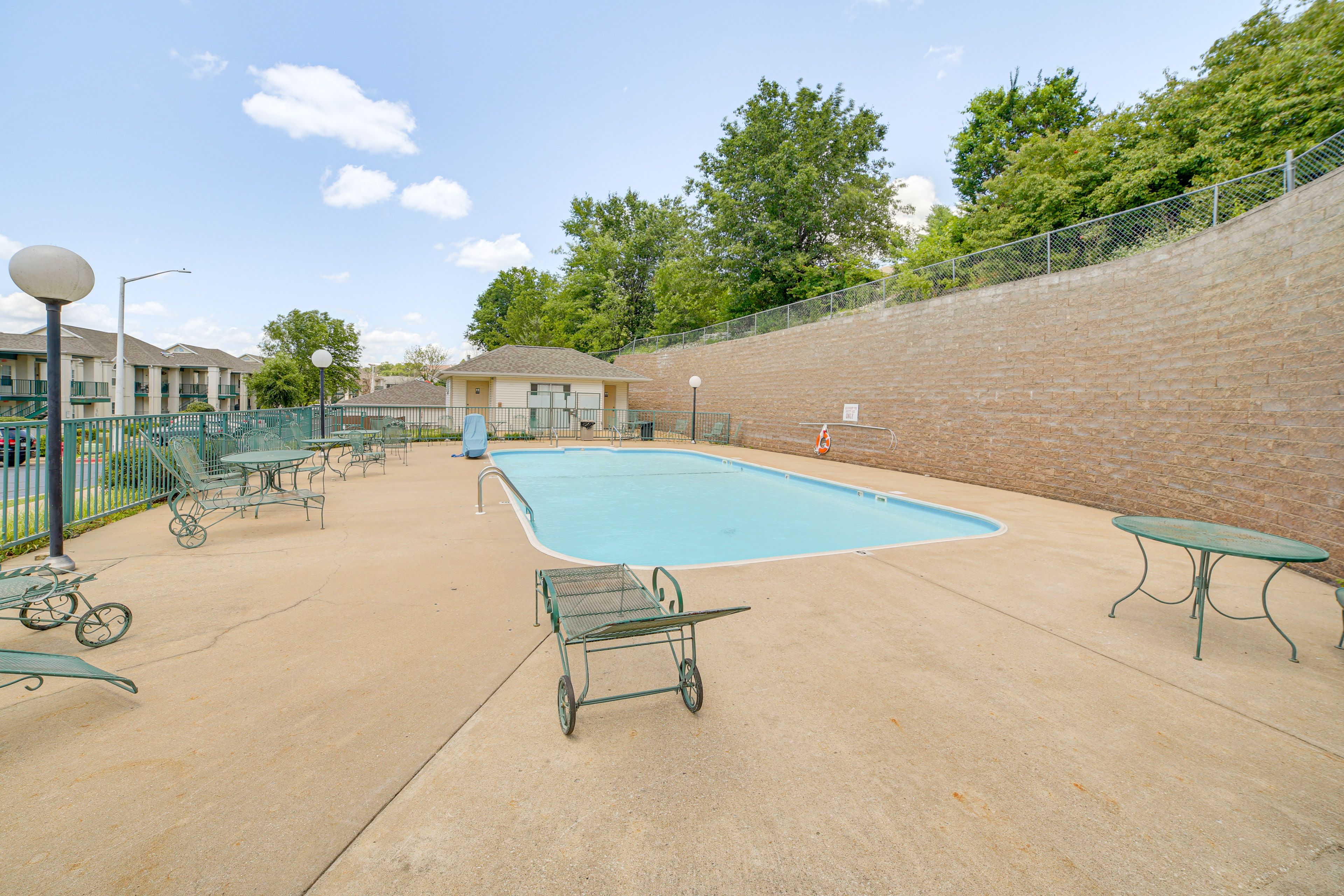 The Fairways at Thousand Hills Golf Course | Community Amenities | Outdoor Pool