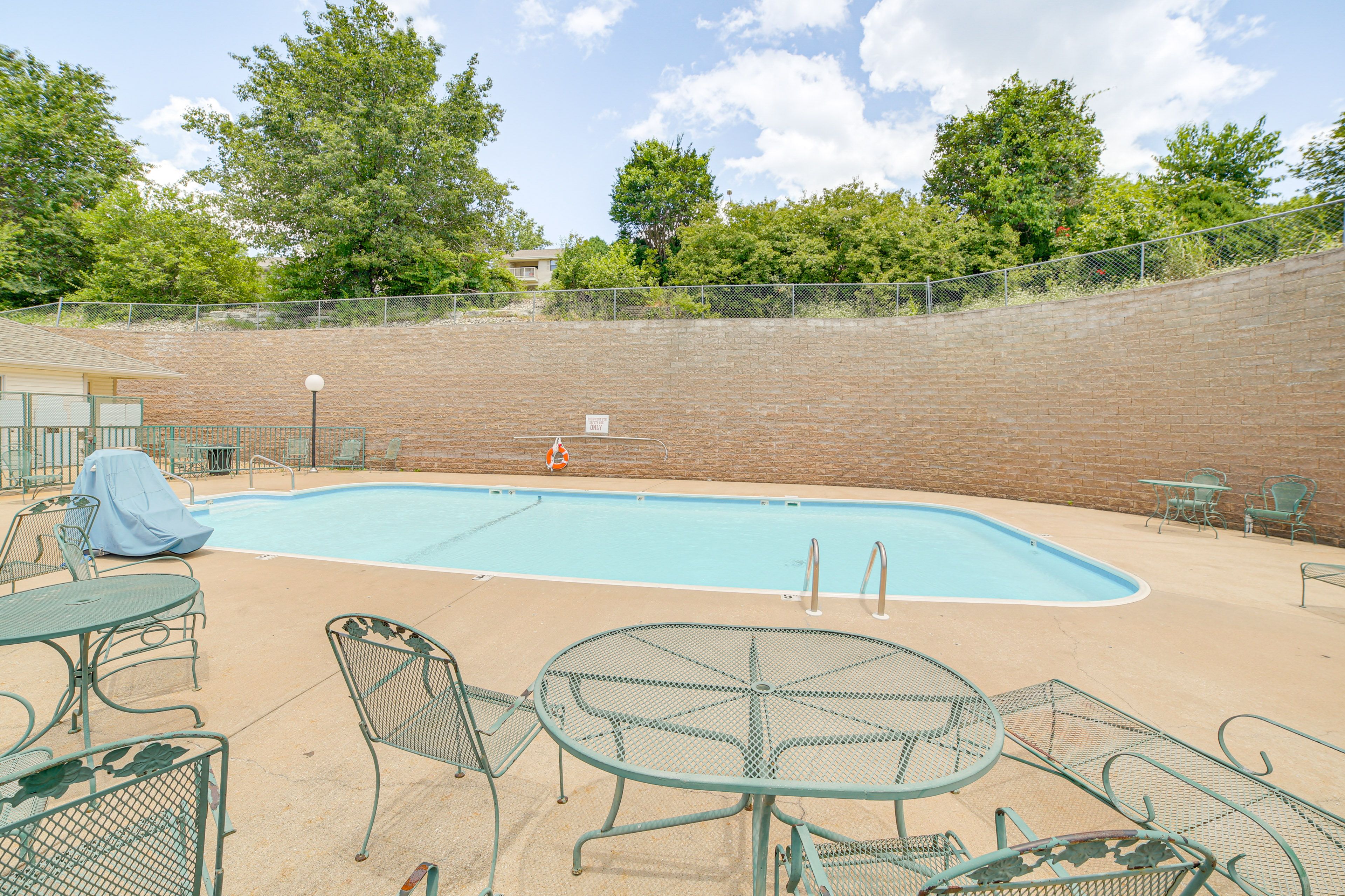 The Fairways at Thousand Hills Golf Course | Community Amenities | Outdoor Pool