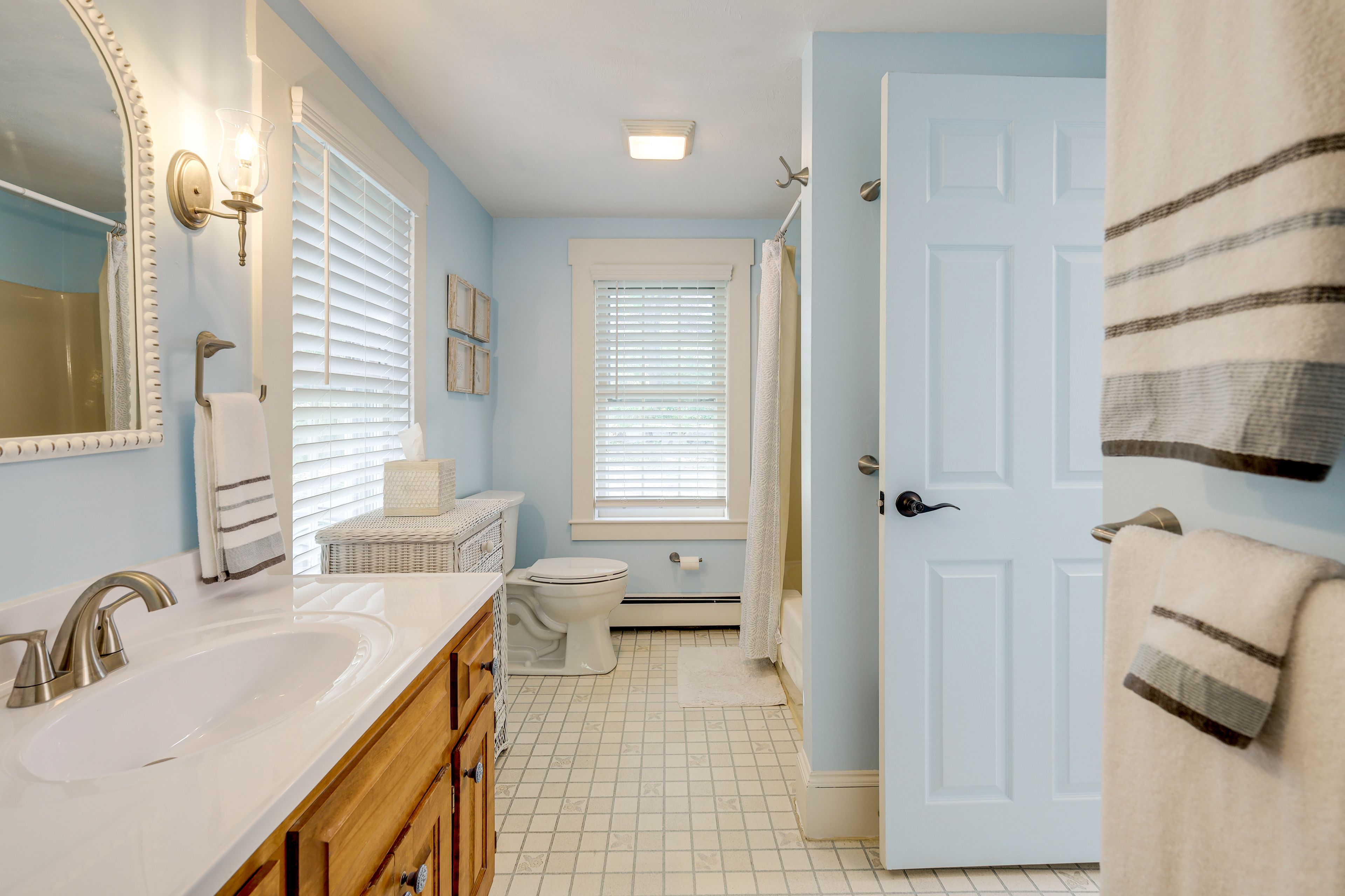 Full Bathroom | 1st Floor | Towels Provided