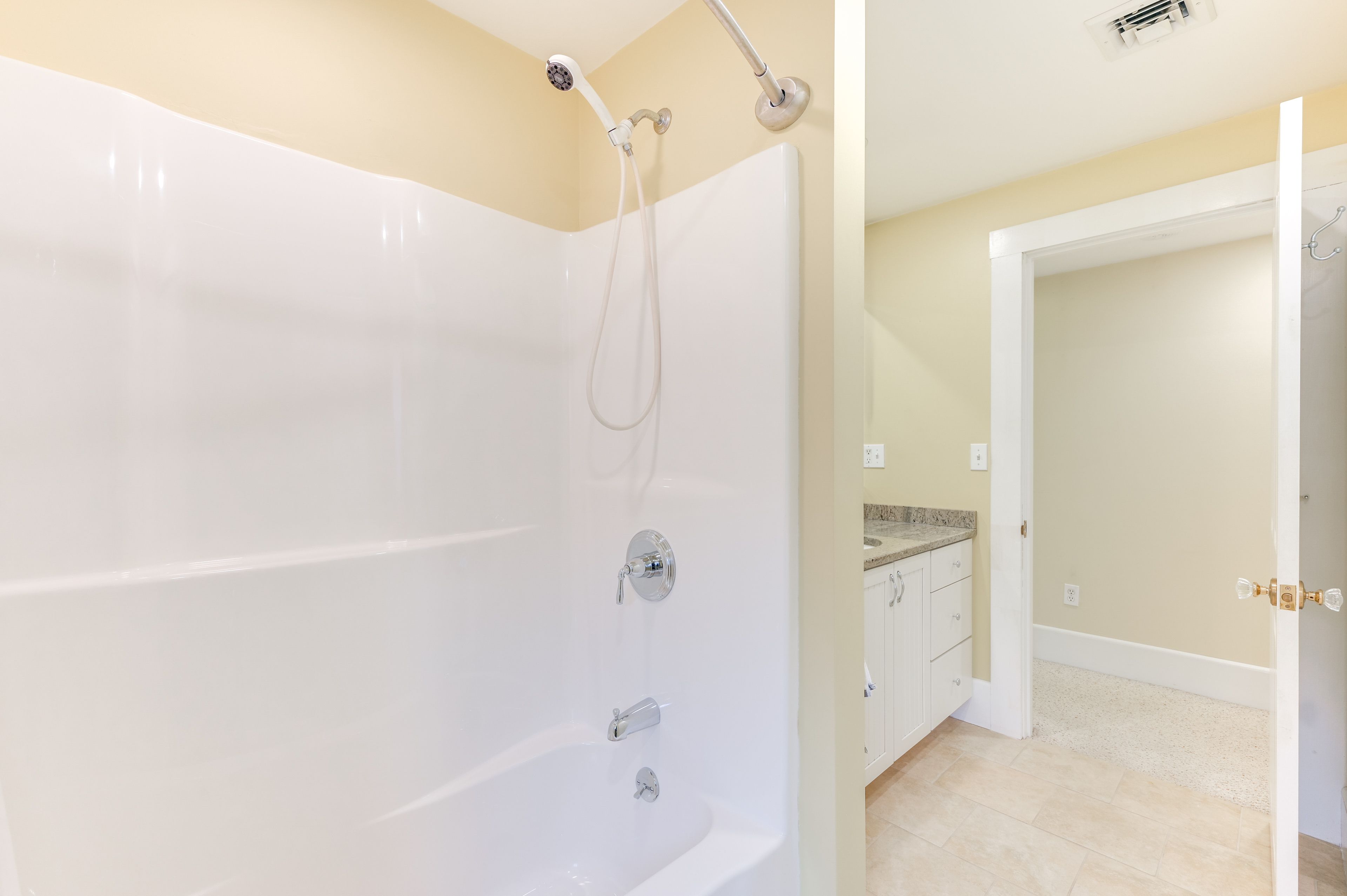 Full Bathroom | Washer & Dryer | 2nd Floor