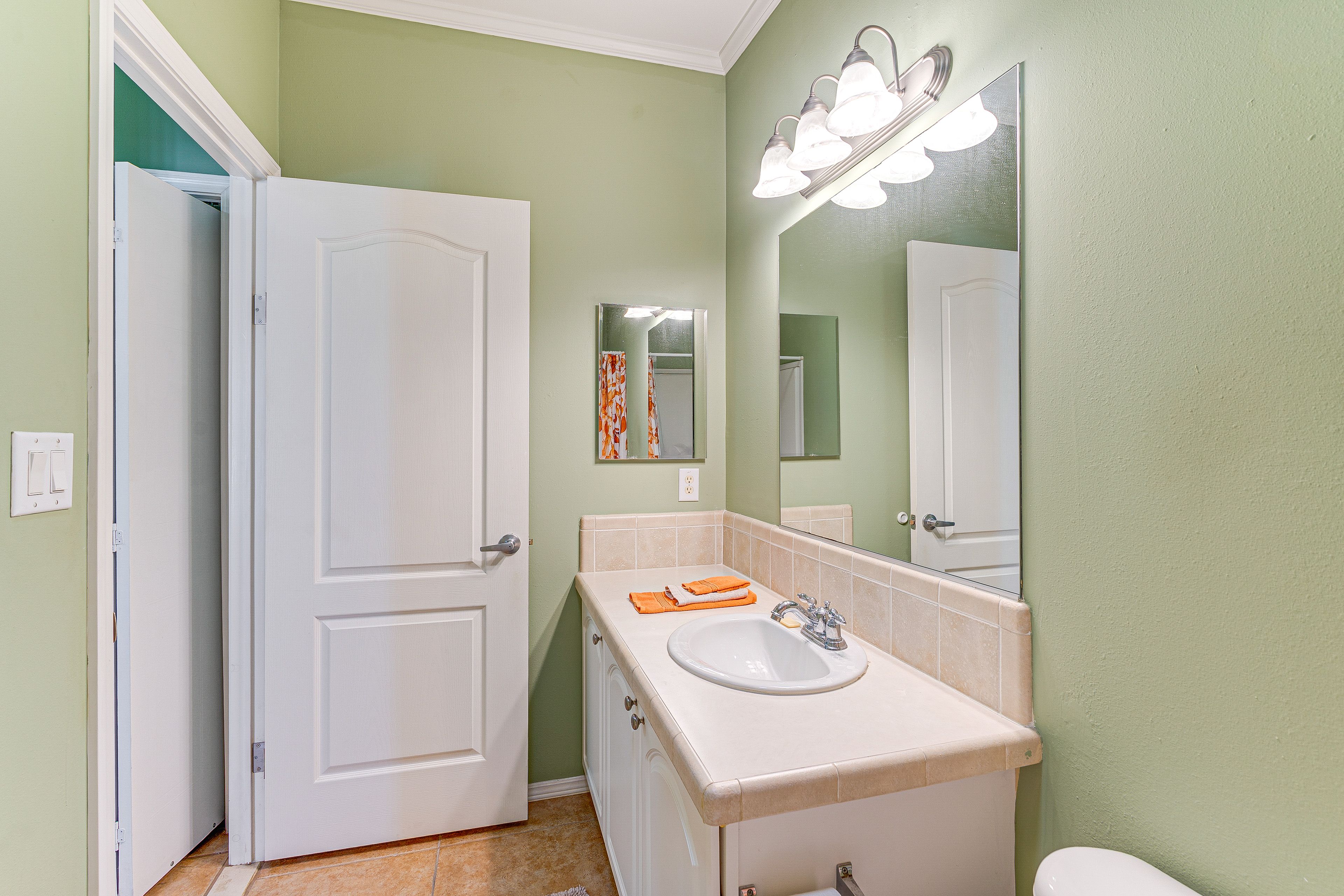 Full Bathroom | Complimentary Toiletries