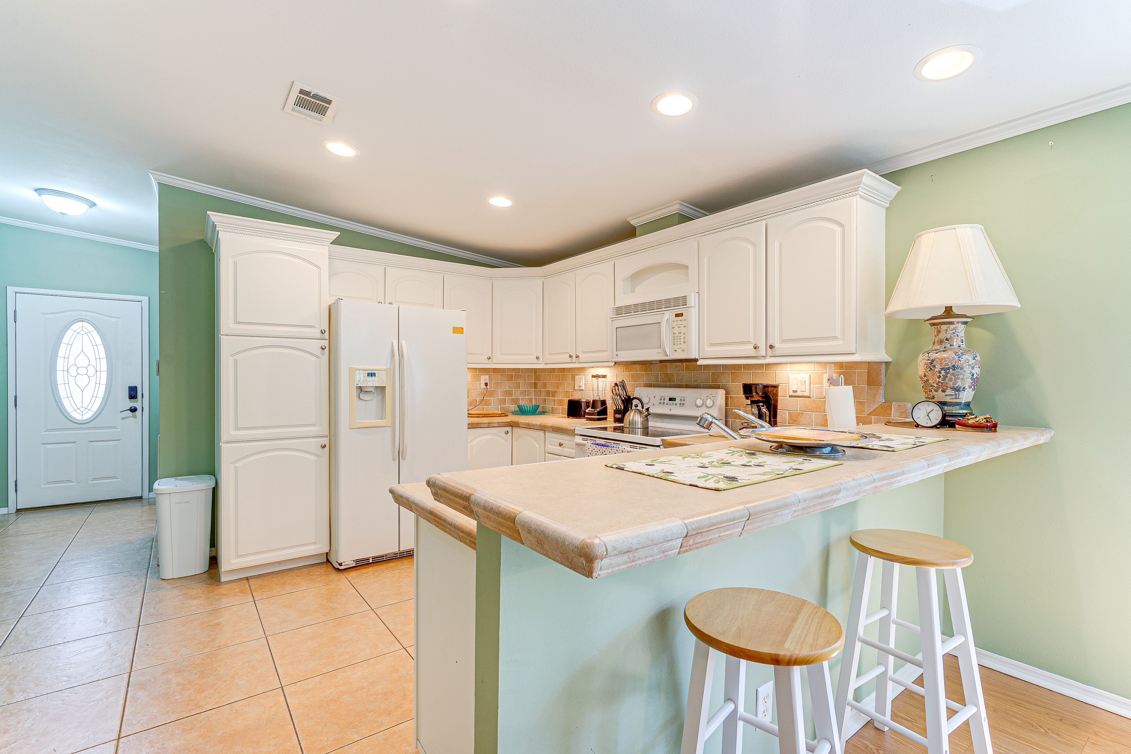 Kitchen | Breakfast Bar | Cooking Basics | Drip Coffee Maker | Dishwasher