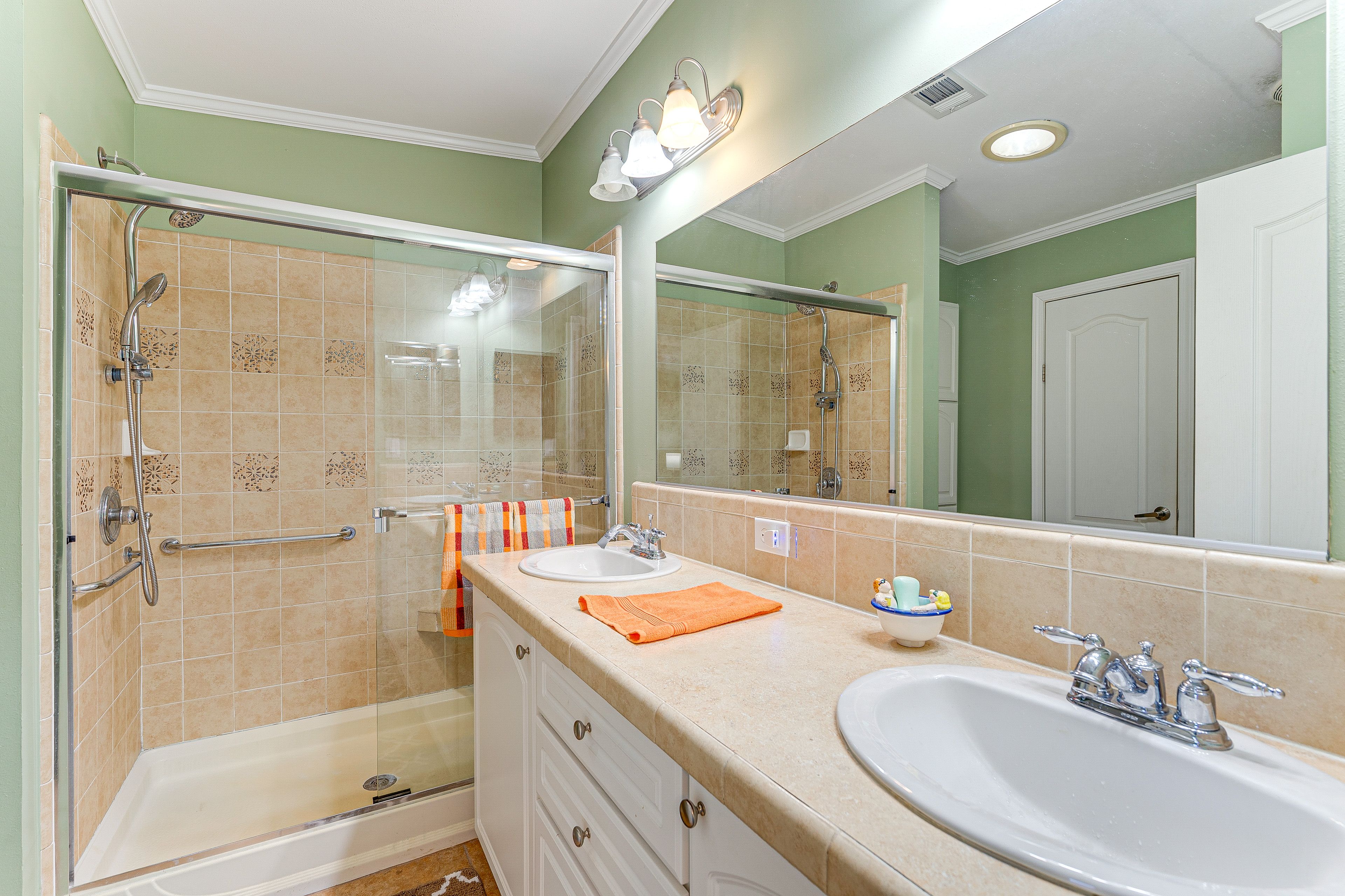 En-Suite Bathroom | Towels Provided