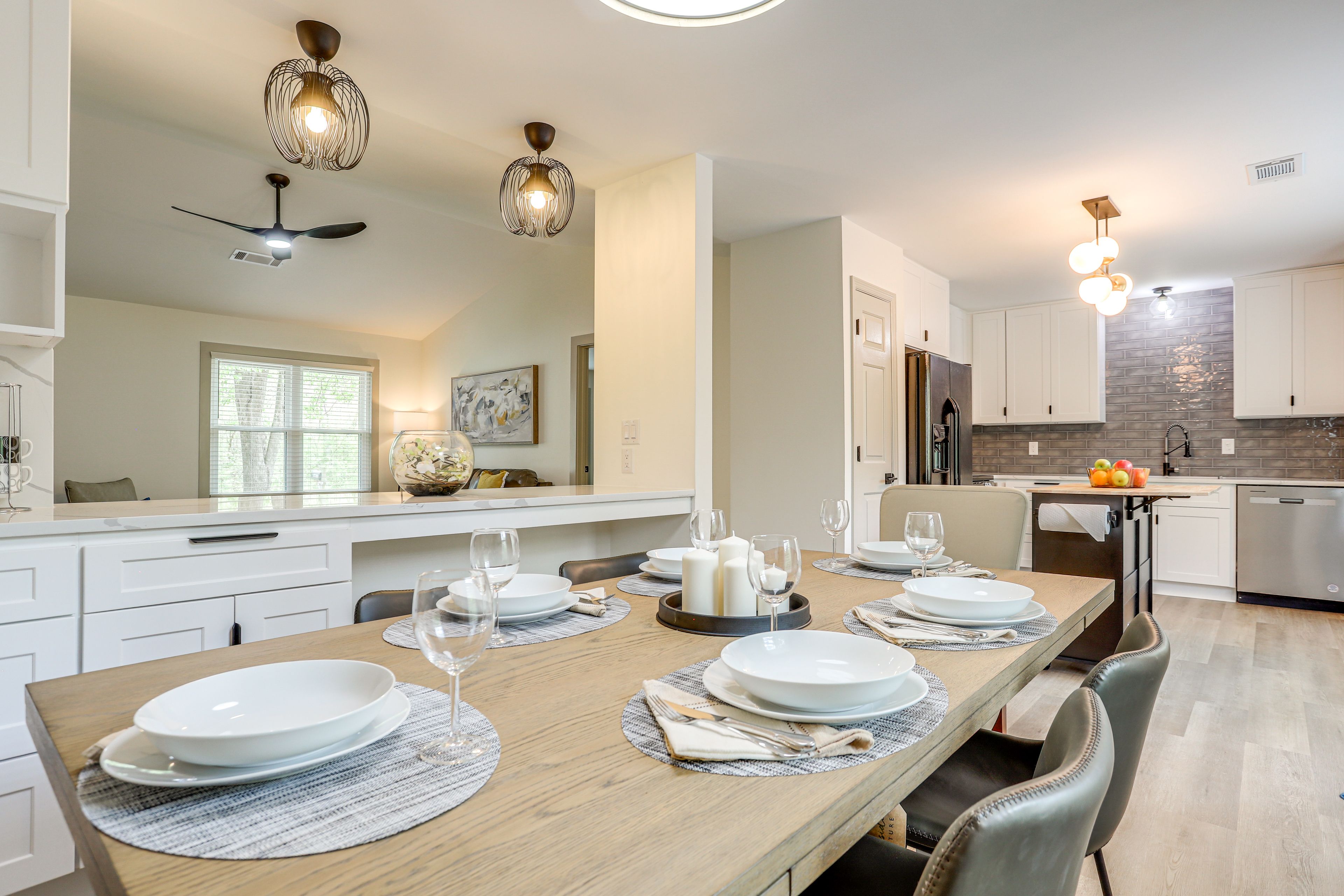 Dining Area | Free WiFi | Central Air Conditioning/Heat