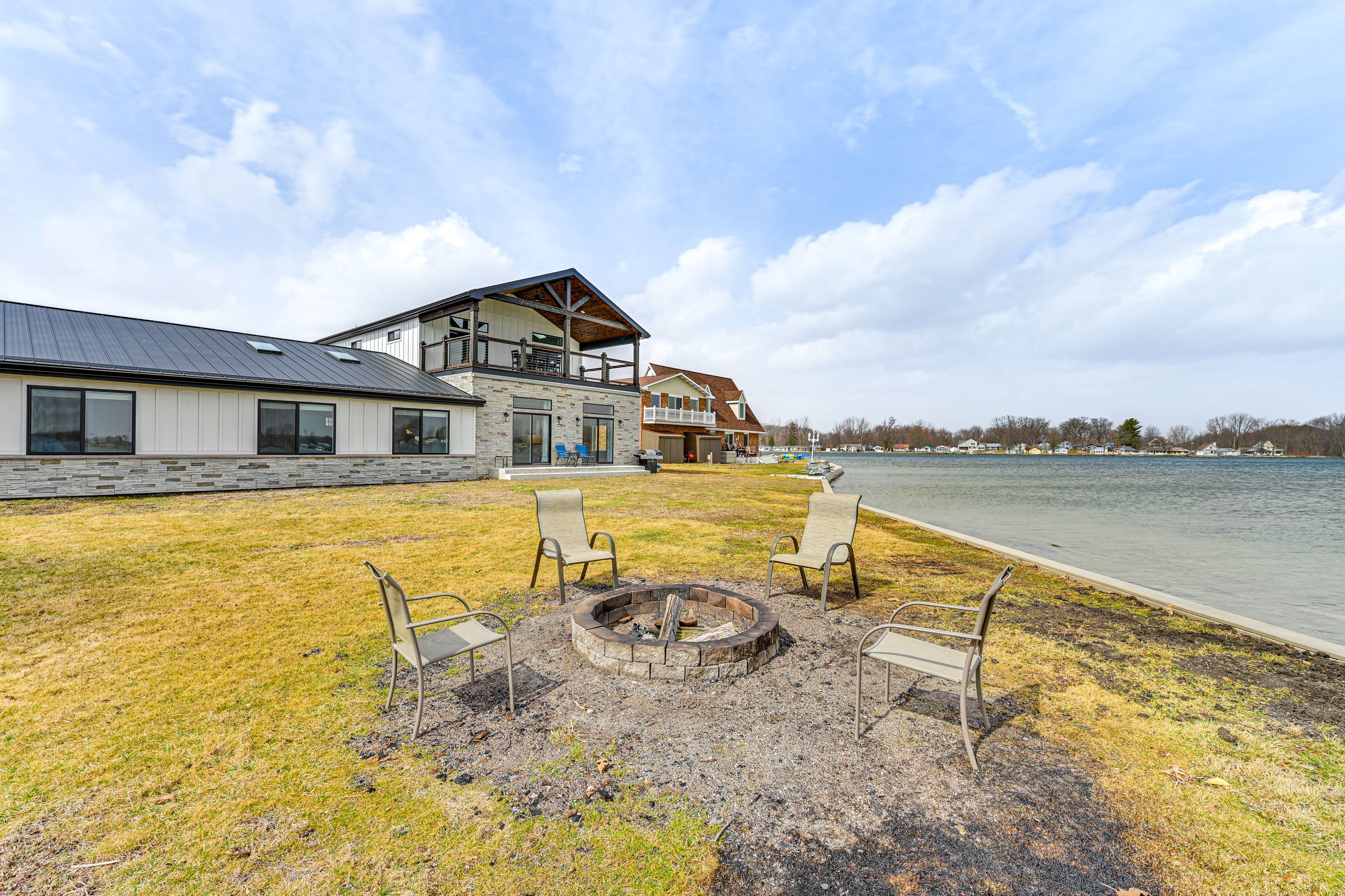 Wood-Burning Fire Pit | Self Check-In | 6 Mi to Downtown Warsaw