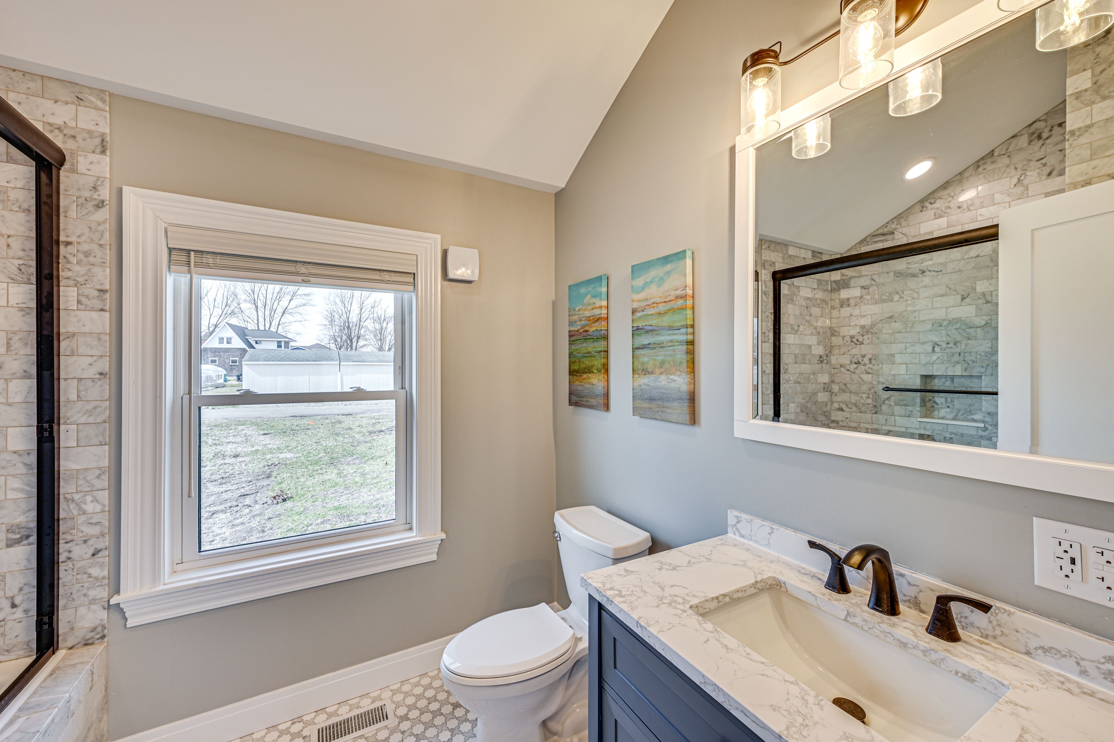 Full Bathroom | 1st Floor | Towels Provided