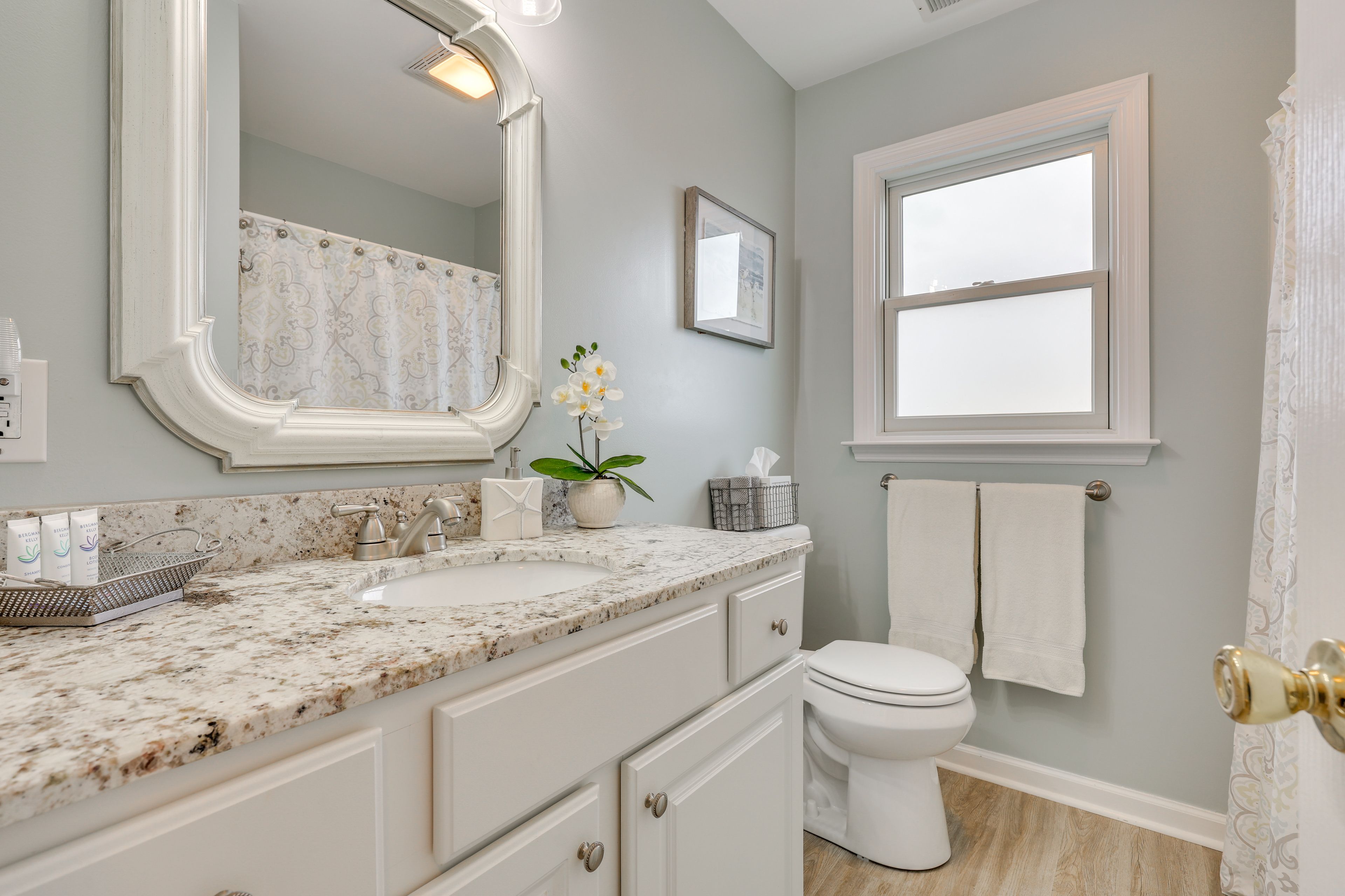 Full Bathroom | 2nd Floor | Towels Provided
