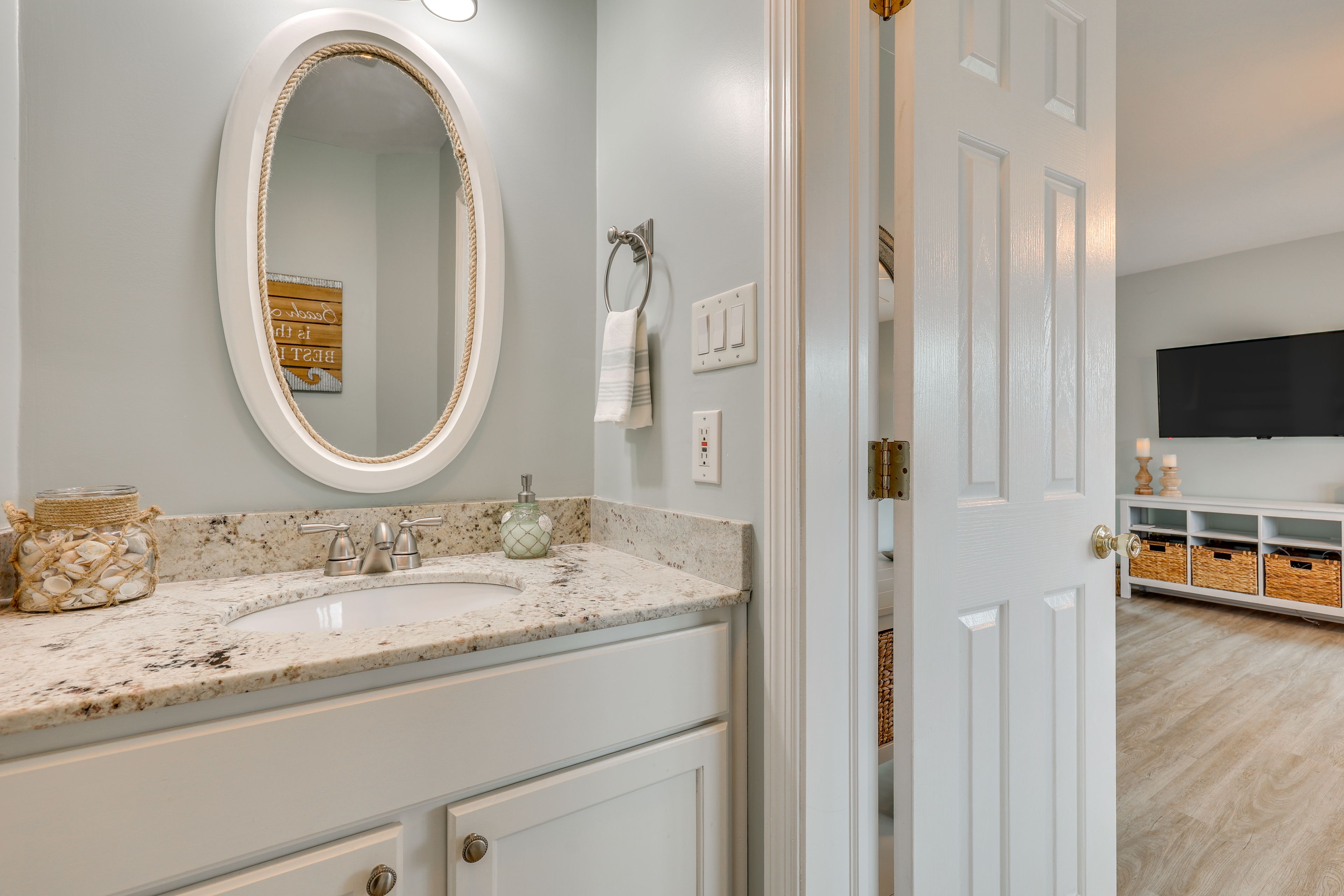 Half Bathroom | 1st Floor | Towels Provided