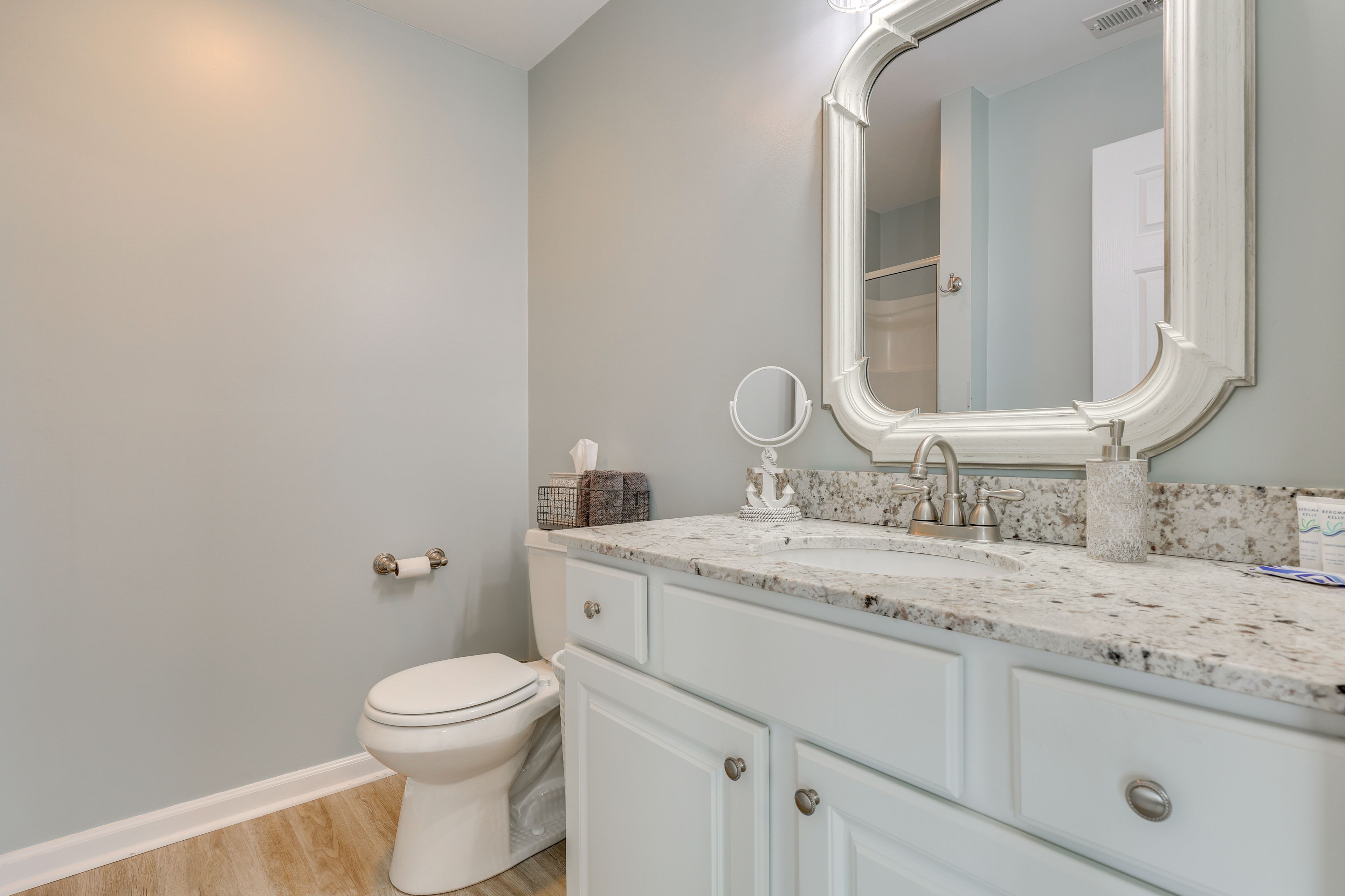 Full Bathroom | 2nd Floor | Towels Provided