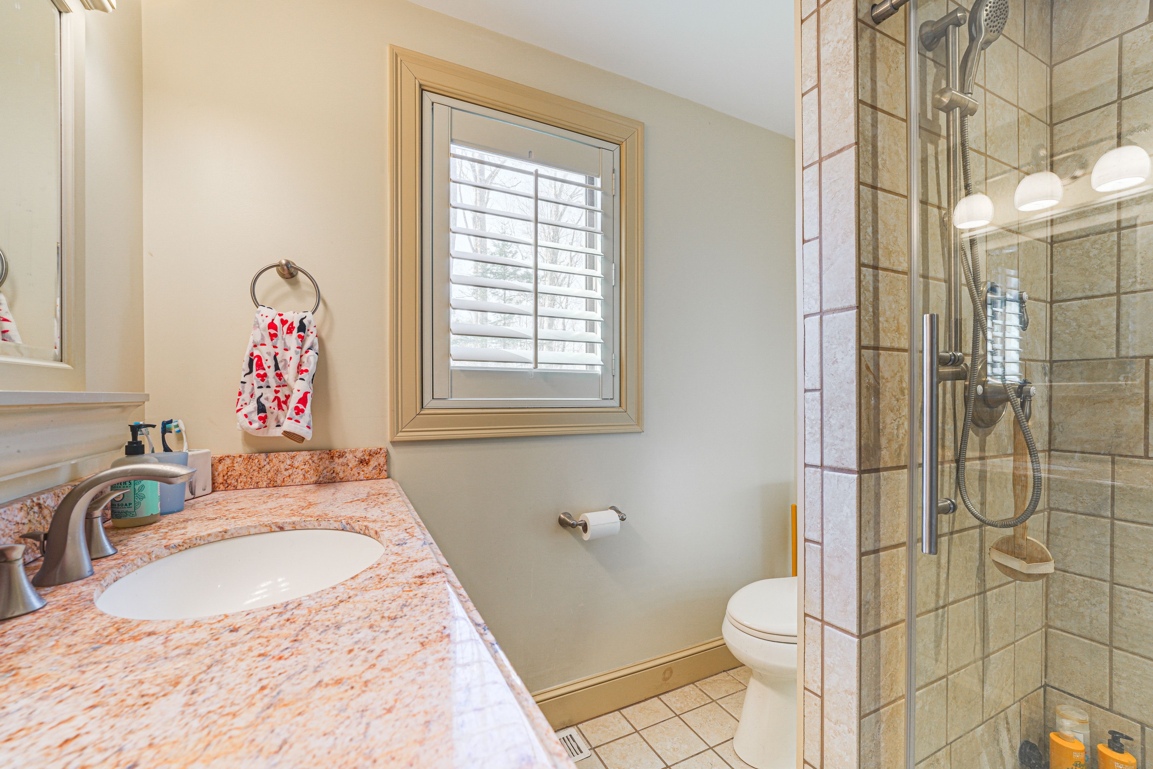 Full Bathroom | Main Level | Towels Provided