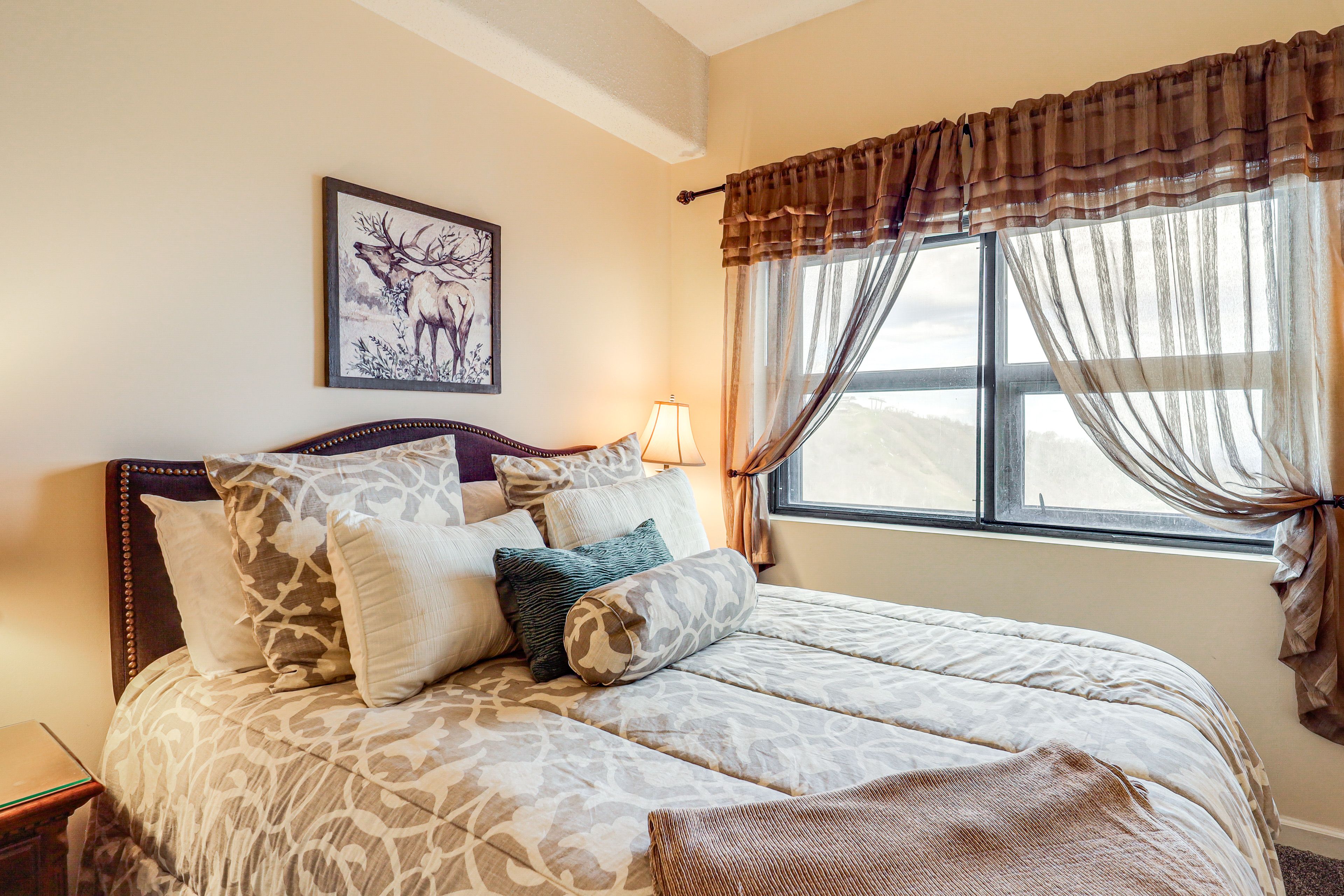 Bedroom 2 | Queen Bed