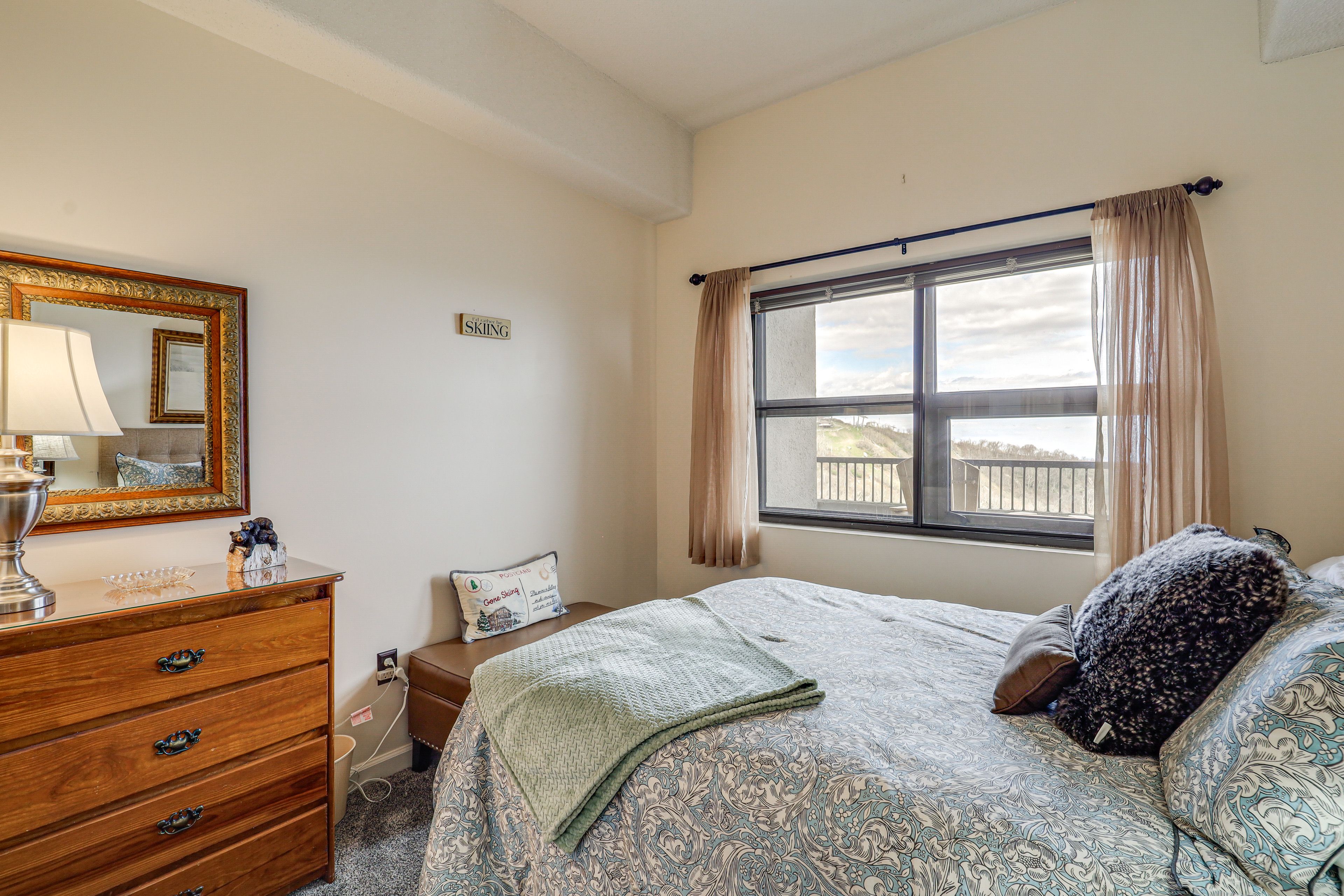 Bedroom 1 | Queen Bed